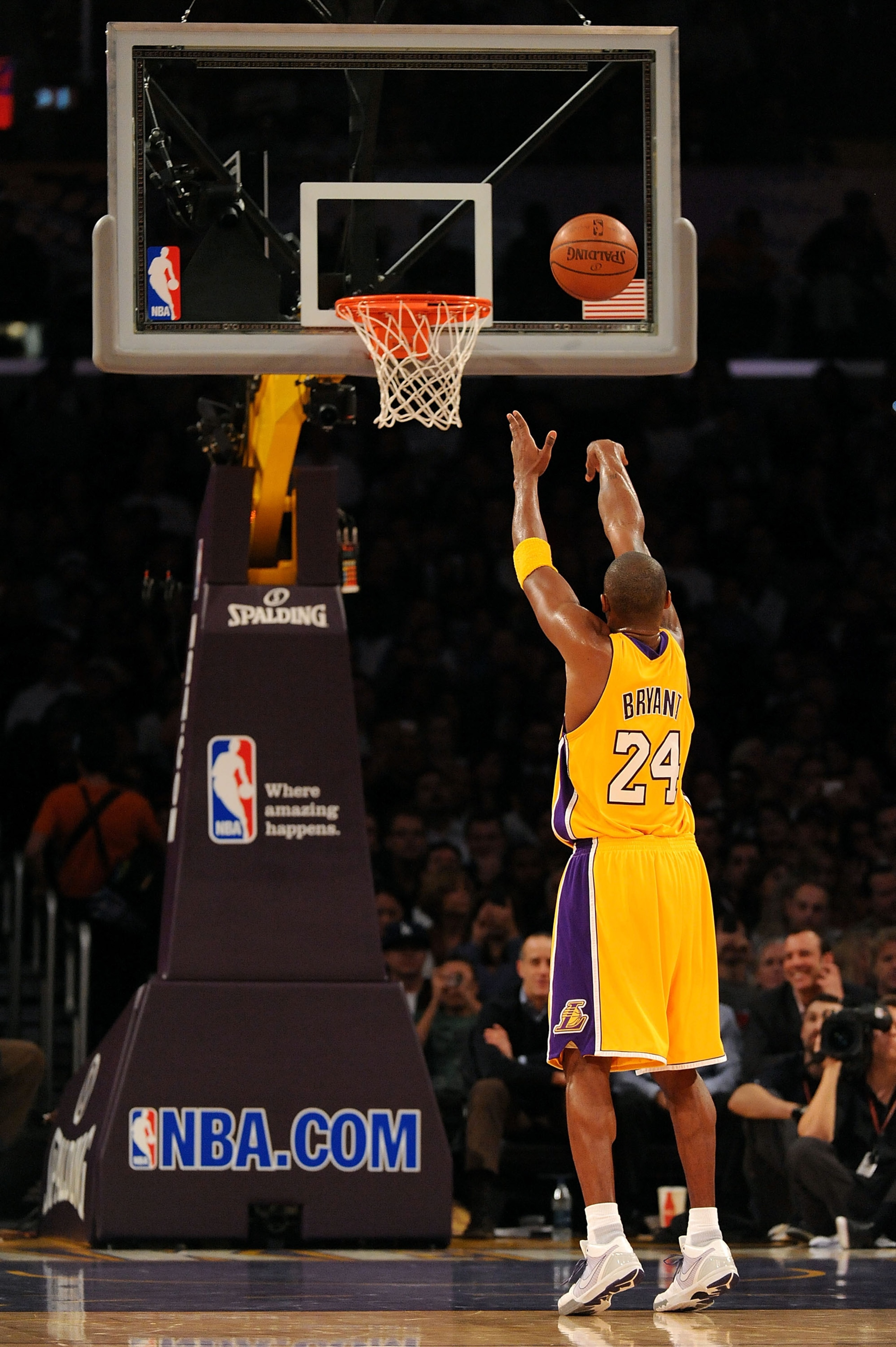 LOS ANGELES, CA - NOVEMBER 19:  Kobe Bryant #24 of the Los Angeles Lakers makes the free throw for his 24,177 career point to pass Kareem Abdul-Jabbar for second place on the Lakers all-time scoring list in the third quarter during the game against the Ch