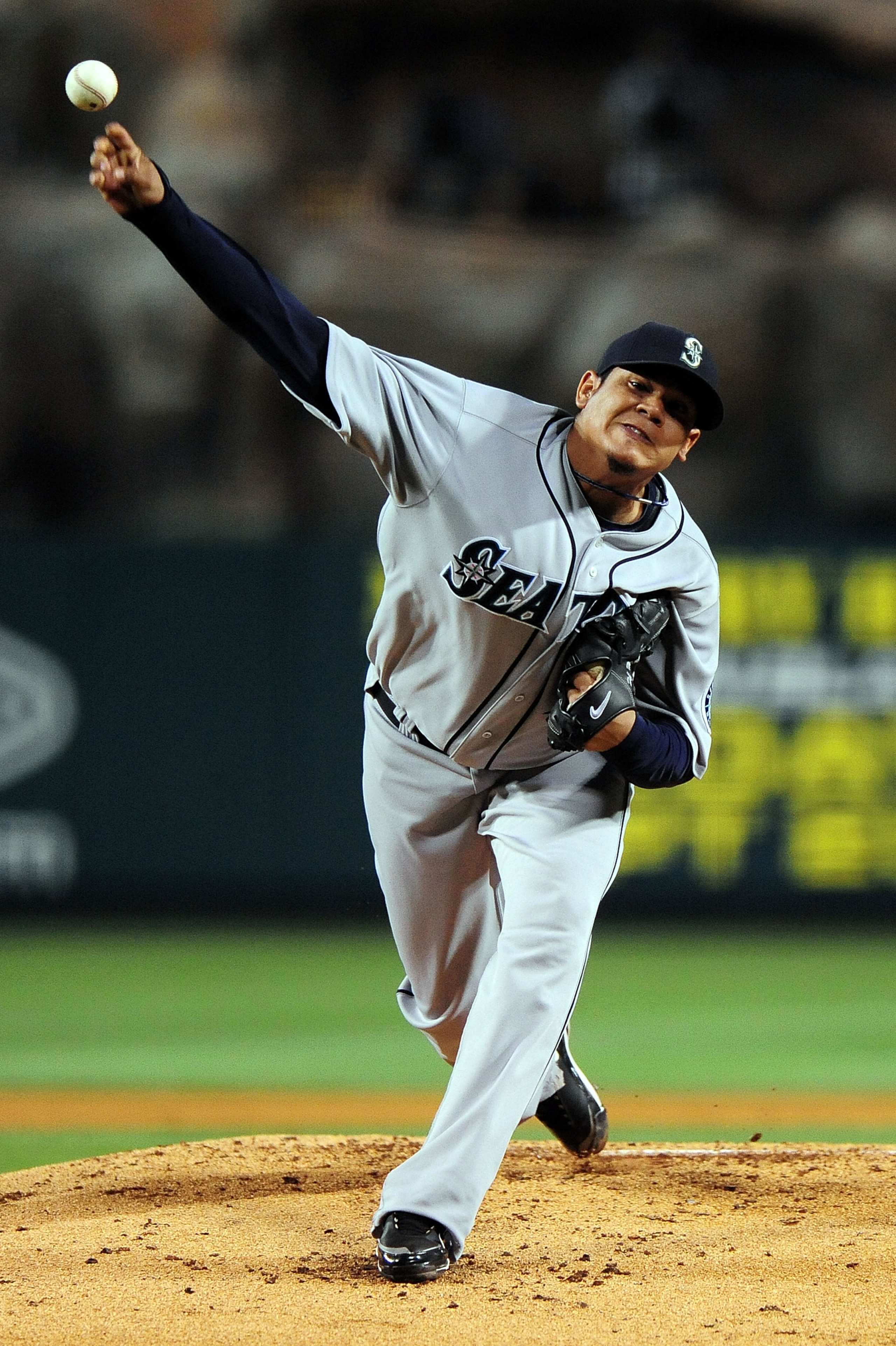 ANAHEIM, CA - SEPTEMBER 08: Felix Hernandez #34 of the Seattle Mariners pitches against the Los Angeles Angels of Aneheim on September 8, 2009 at Angel Stadium in Anaheim, California.  (Photo by Jacob de Golish/Getty Images)