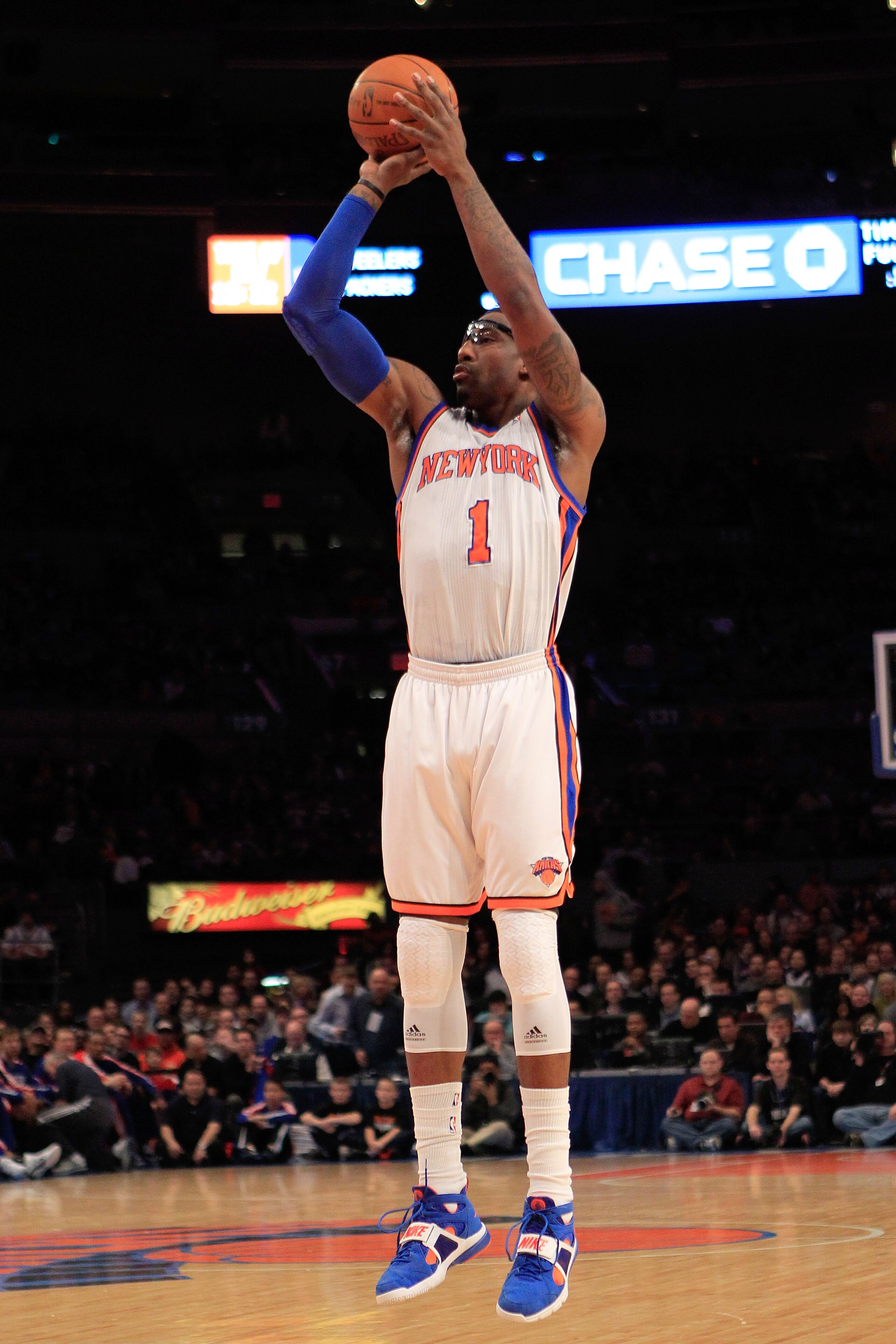 NEW YORK, NY - FEBRUARY 06: Amar'e Stoudemire #1 of the New York Knicks shoots the ball against the Philadelphia 76ers at Madison Square Garden on February 6, 2011 in New York City. NOTE TO USER: User expressly acknowledges and agrees that, by downloadin NEW YORK, NY - FEBRUARY 06: Amar'e Stoudemire #1 of the New York Knicks shoots the ball against the Philadelphia 76ers at Madison Square Garden on February 6, 2011 in New York City. NOTE TO USER: User expressly acknowledges and agrees that, by downloadin