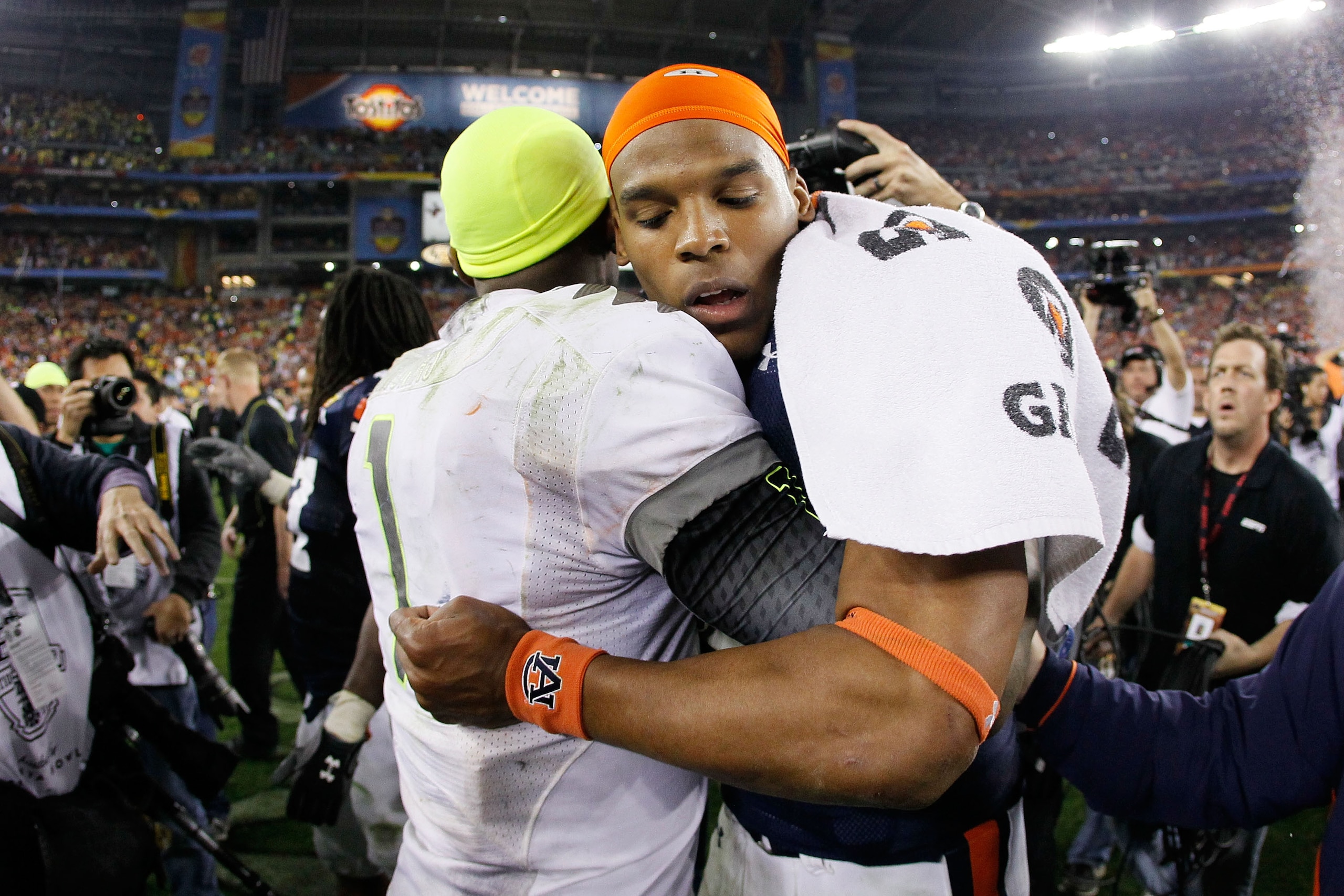 GLENDALE, AZ - JANUARY 10:  Darron Thomas #1 of the Oregon Ducks hugs Cameron Newton #2 of the Auburn Tigers after the Tigers defeated the Ducks 22 to 19 in the Tostitos BCS National Championship Game at University of Phoenix Stadium on January 10, 2011 i