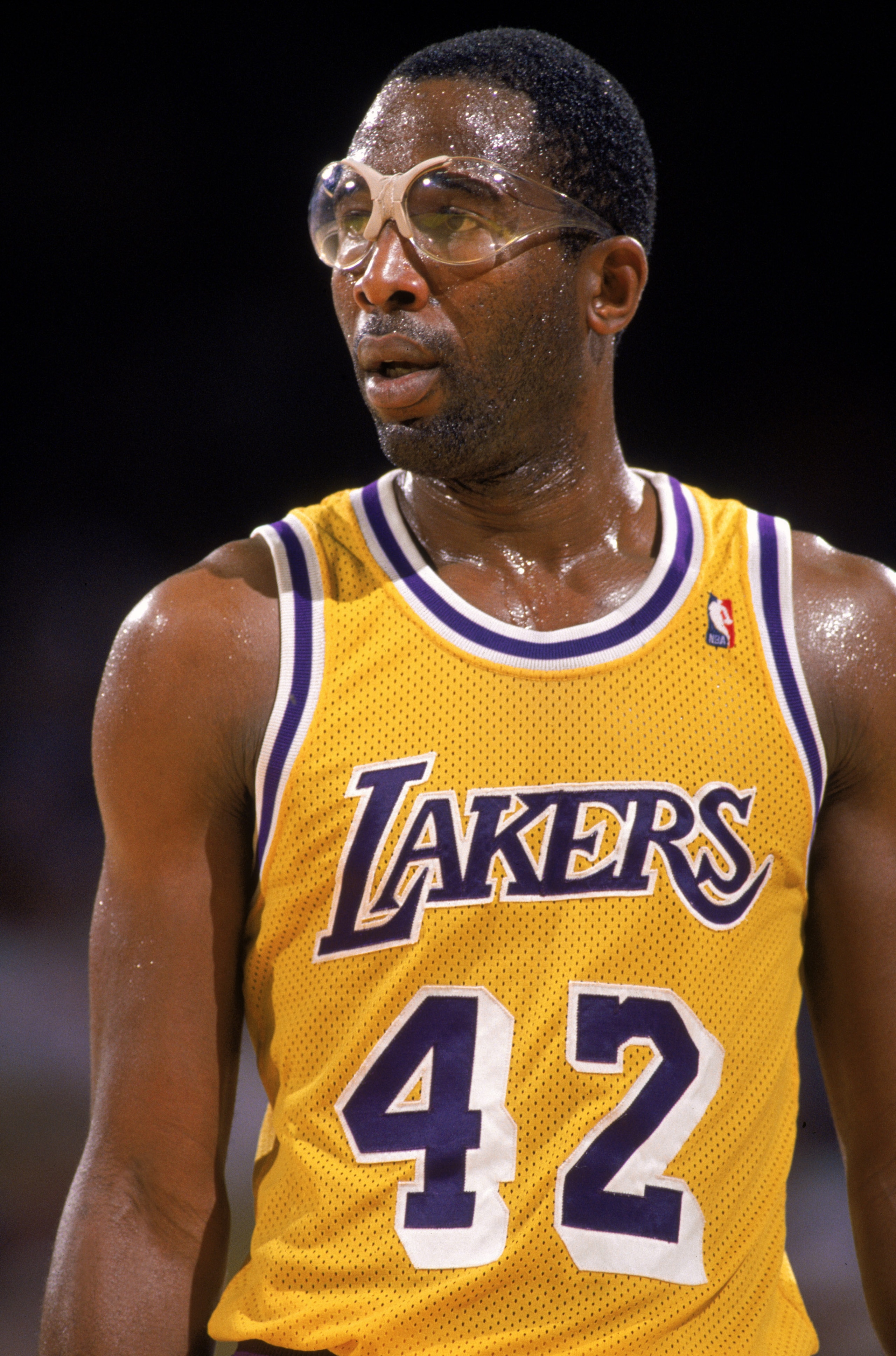 LOS ANGELES - 1989: James Worthy #42 of the Los Angeles Lakers stands on the court during an NBA game at the Great Western Forum in Los Angeles, California in 1989. (Photo by: Mike Powell/Getty Images) LOS ANGELES - 1989: James Worthy #42 of the Los Angeles Lakers stands on the court during an NBA game at the Great Western Forum in Los Angeles, California in 1989. (Photo by: Mike Powell/Getty Images)