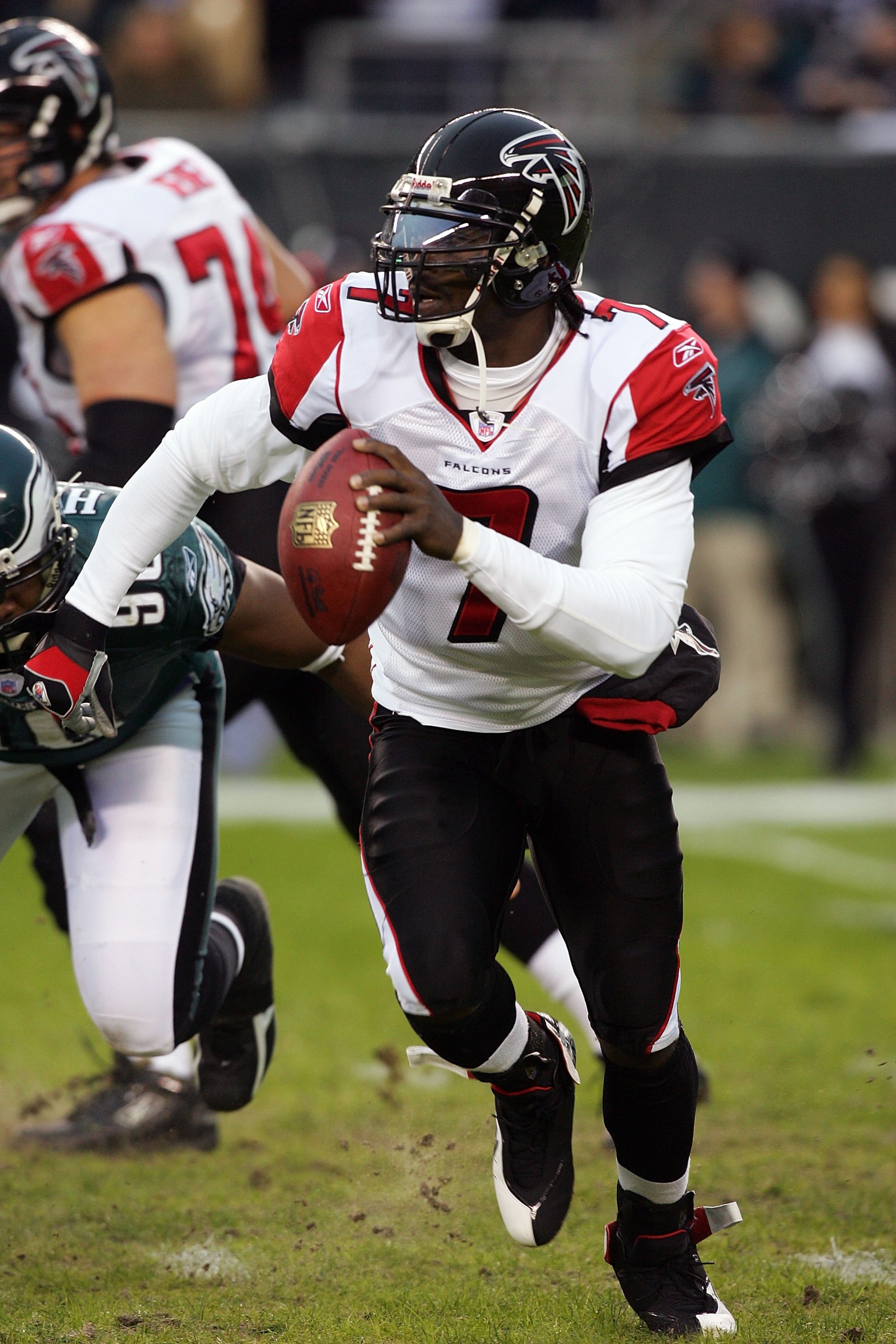 PHILADELPHIA - DECEMBER 31:  Michael Vick #7 of the Atlanta Falcons looks to pass against the Philadelphia Eagles in NFL action December 31, 2006 at Lincoln Financial Field in Philadelphia, Pennsylvania. The Eagles won 24-17.  (Photo by Jim McIsaac/Getty