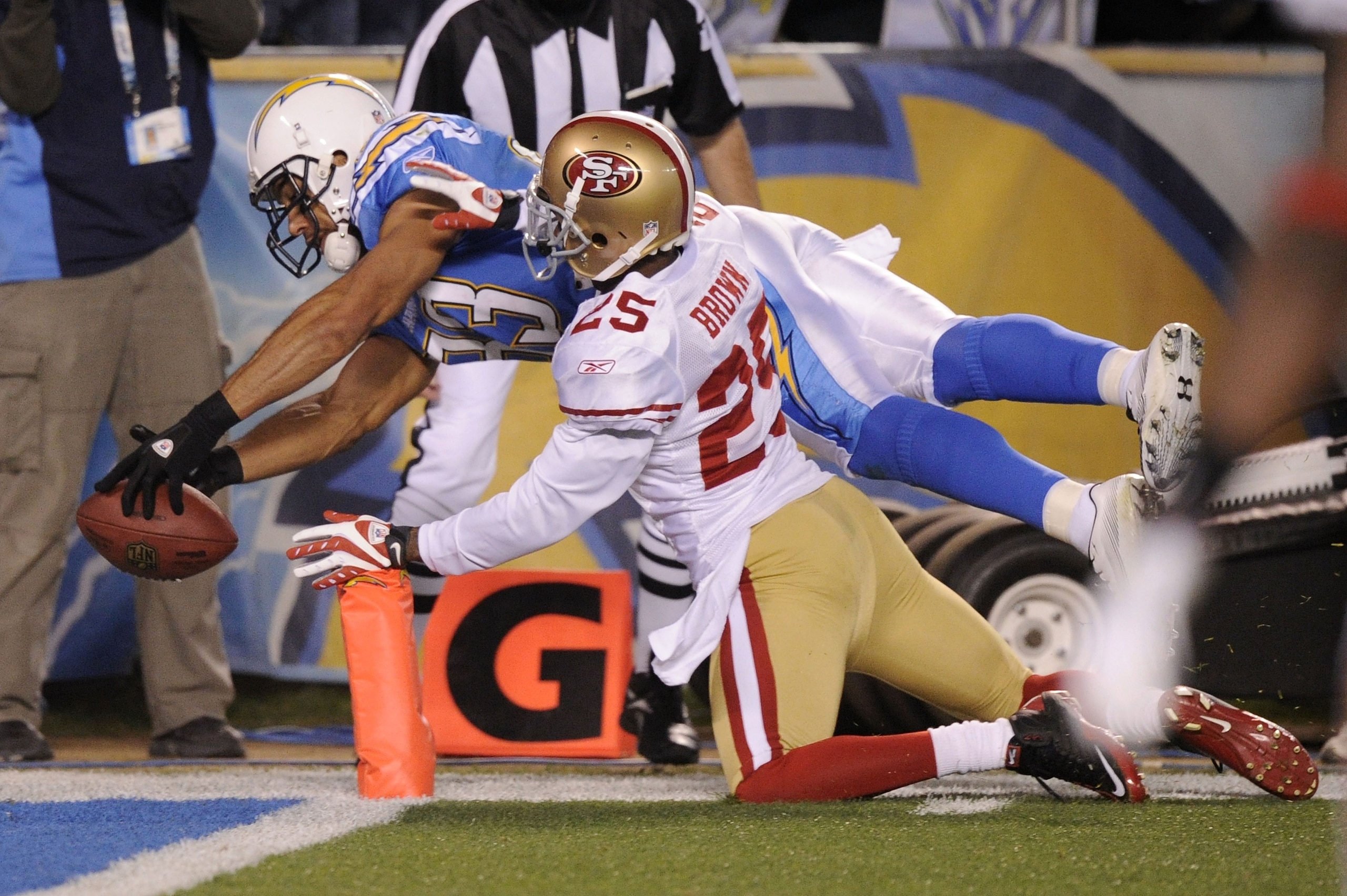 SAN DIEGO, CA - DECEMBER 16: Wide receiver Vincent Jackson #83 of the San Diego Chargers dives into the endzone for a touchdown in the fourth quarter against the San Francisco 49ers at Qualcomm Stadium on December 16, 2010 in San Diego, California. (Pho SAN DIEGO, CA - DECEMBER 16: Wide receiver Vincent Jackson #83 of the San Diego Chargers dives into the endzone for a touchdown in the fourth quarter against the San Francisco 49ers at Qualcomm Stadium on December 16, 2010 in San Diego, California. (Pho