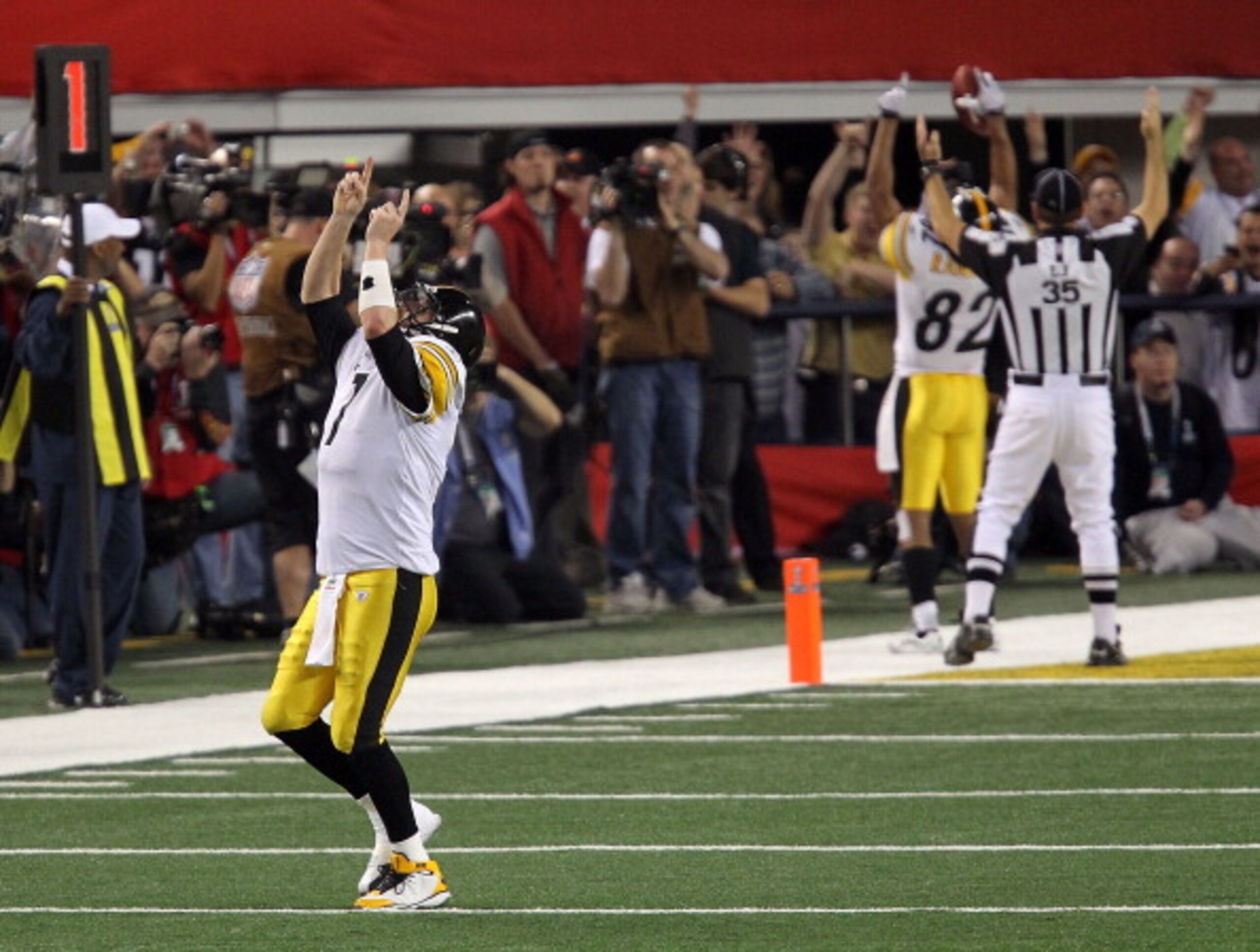 ARLINGTON, TX - FEBRUARY 06: Ben Roethlisberger #7 of the Pittsburgh Steelers celebrates after a touchdown in the fourth quarter against the Green Bay Packers during Super Bowl XLV at Cowboys Stadium on February 6, 2011 in Arlington, Texas.  (Photo by Mik
