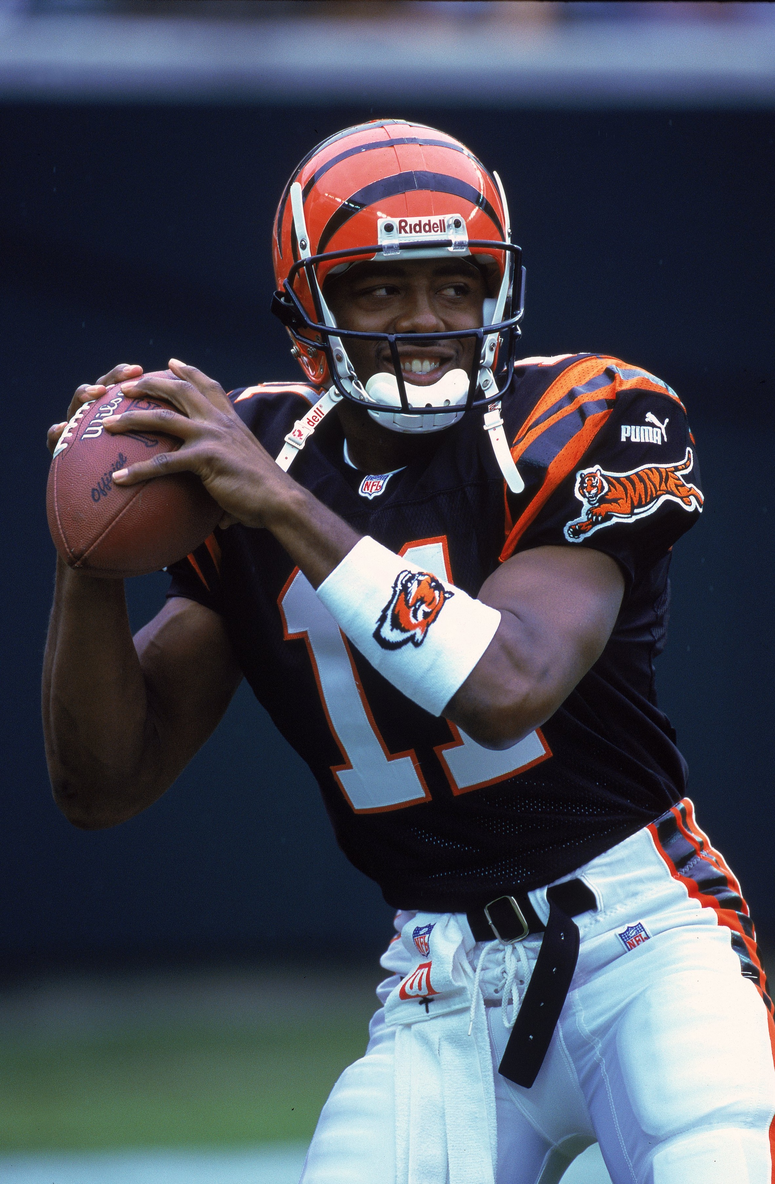 10 Sep 2000:  Akili Smith #11 of the Cincinnati Bengals gets ready to pass the ball during the game against the Cleveland Browns at the Paul Brown Stadium in Cincinnati, Ohio.  The Browns defeated the Bengals 24-7.Mandatory Credit: Jonathan Daniel  /Allsp