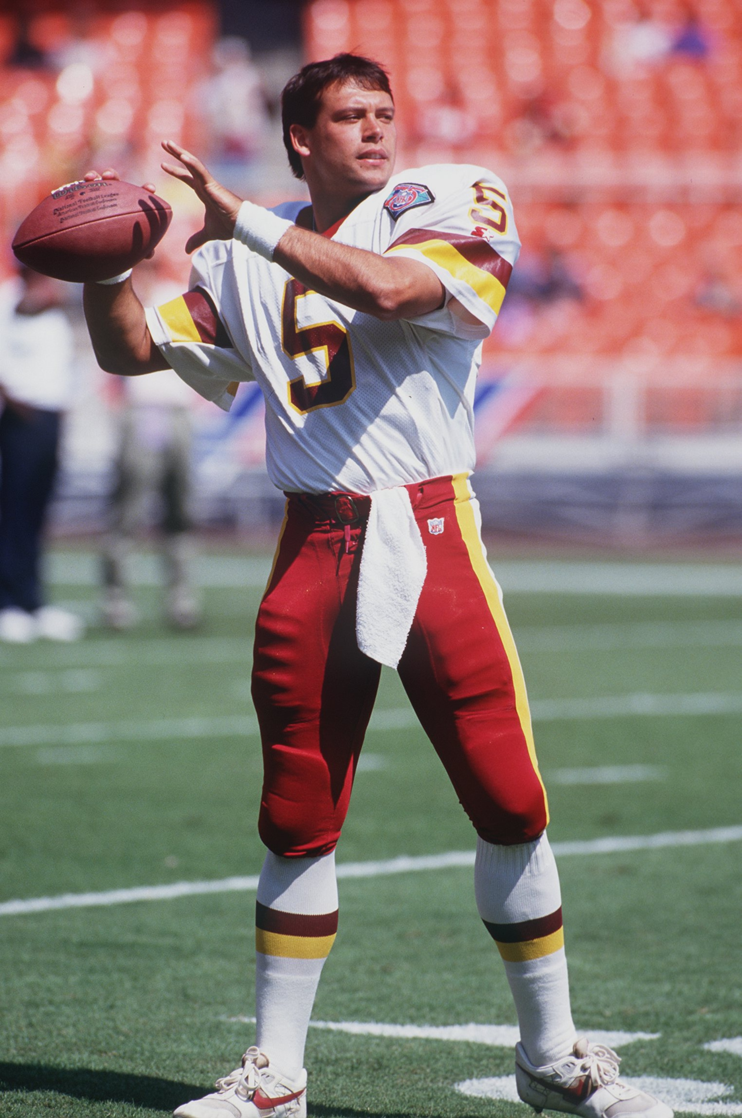 4 SEP 1994:  WASHINGTON QUARTERBACK HEATH SHULER DELIVERS A PASS FROM THE POCKET DURING THE REDSKINS 28-7 LOSS TO THE SEATTLE SEAHAWKS AT RFK STADIUM IN WASHINGTON, D.C.  Mandatory Credit: Doug Pensinger/ALLSPORT