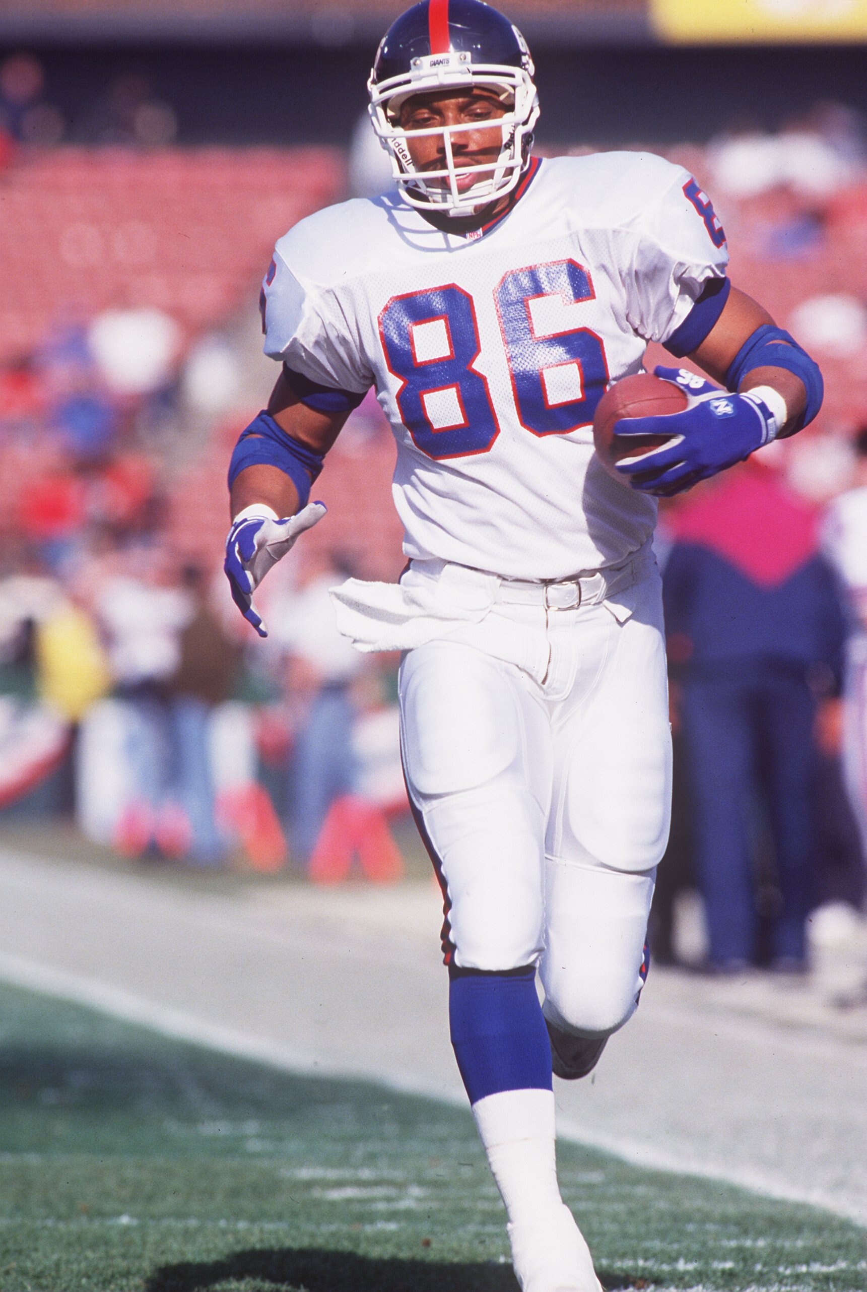 15 Feb 1995: TIGHT END DEREK BROWN OF THE NEW YORK GIANTS RUNS DOWN THE SIDELINE DURING THIER GAME AGAINST THE SAN FRANCISCO 49ERS AT CANDLESTICK PARK IN SAN FRANCISCO, CALIFORNIA.