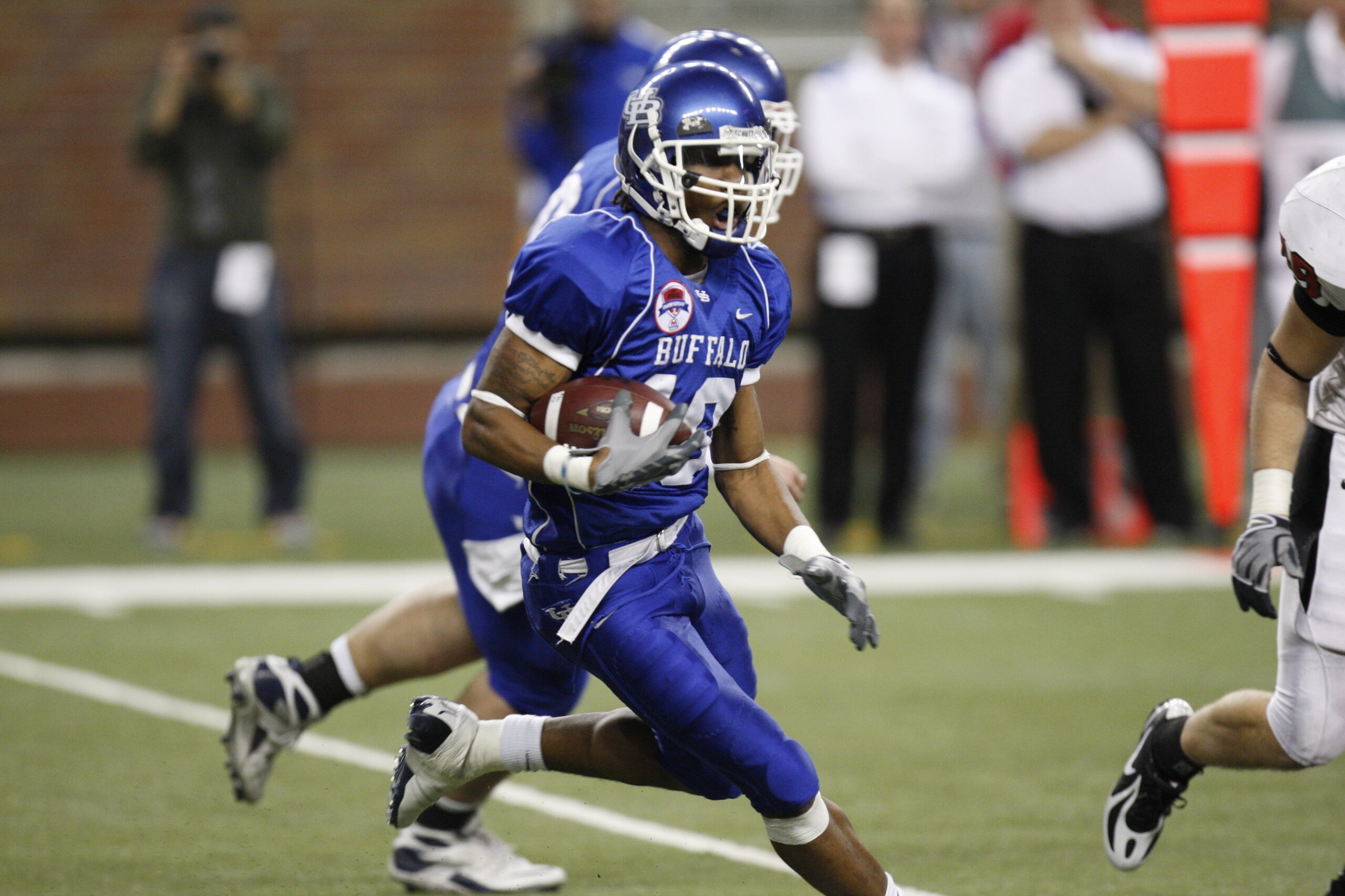 DETROIT - DECEMBER 5:  Wide Receiver Naaman Roosevelt #18 of the Buffalo Bulls runs the ball against the Ball State Cardinals during the MAC Championship game on December 5, 2008 at Ford Field in Detroit Michigan. (Photo by: Gregory Shamus/Getty Images)