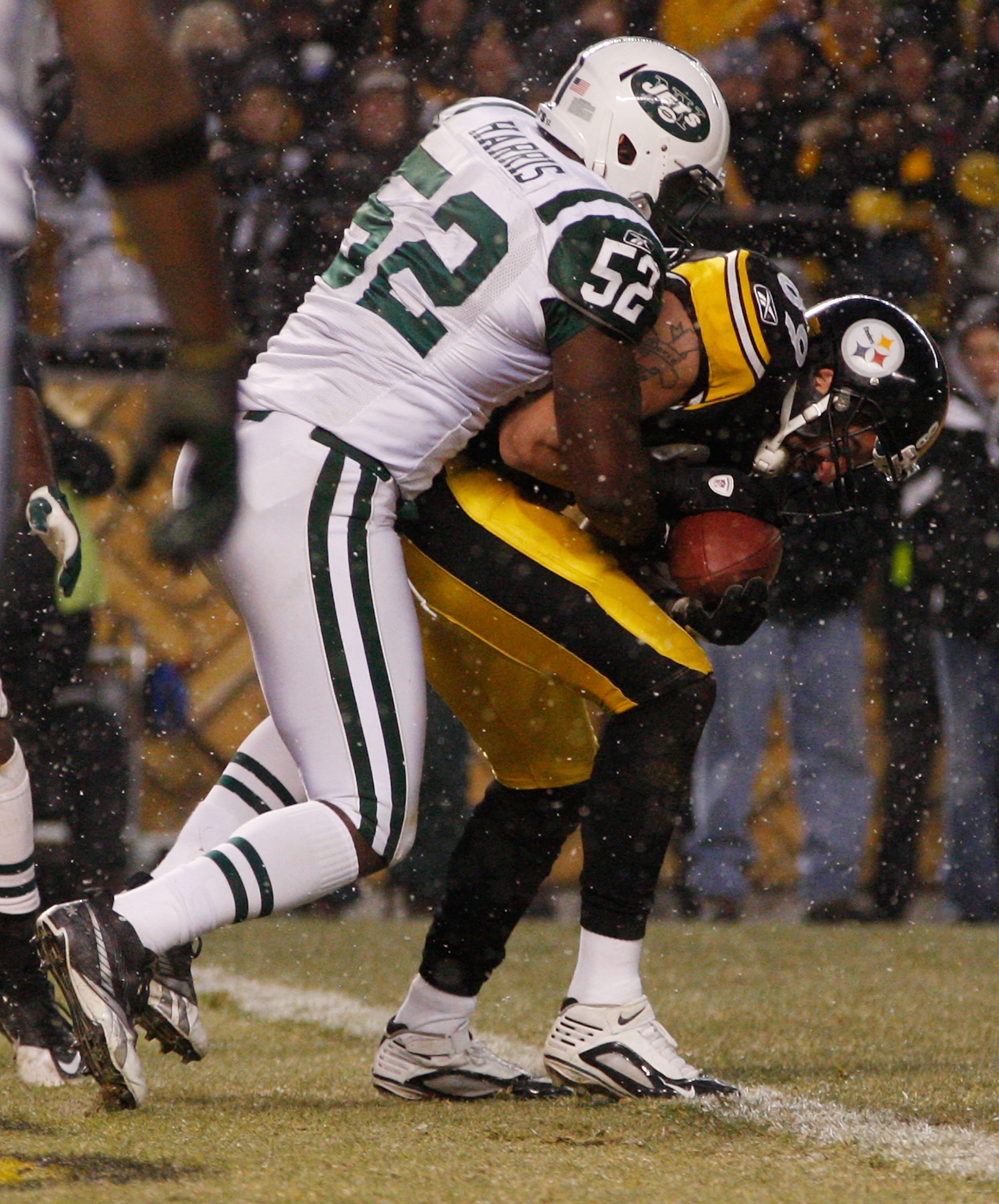 PITTSBURGH - DECEMBER 19:  Matt Spaeth #89 of the Pittsburgh Steelers catches a touchdown pass in front of David Harris #52 of the New York Jets during the game on December 19, 2010 at Heinz Field in Pittsburgh, Pennsylvania.  (Photo by Jared Wickerham/Ge