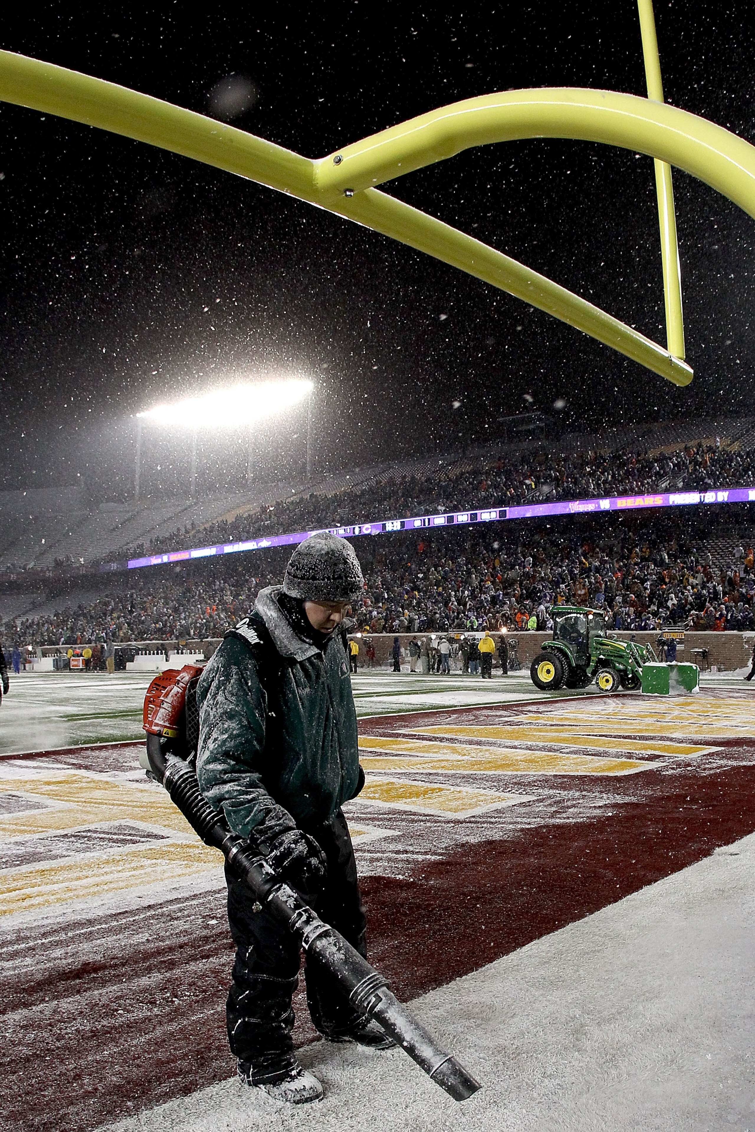 MINNEAPOLIS, MN - DECEMBER 20: Workers clear snow from the field before Minnesota Vikings play the Chicago Bears at TCF Bank Stadium on December 20, 2010 in Minneapolis, Minnesota. (Photo by Matthew Stockman/Getty Images) MINNEAPOLIS, MN - DECEMBER 20: Workers clear snow from the field before Minnesota Vikings play the Chicago Bears at TCF Bank Stadium on December 20, 2010 in Minneapolis, Minnesota. (Photo by Matthew Stockman/Getty Images)