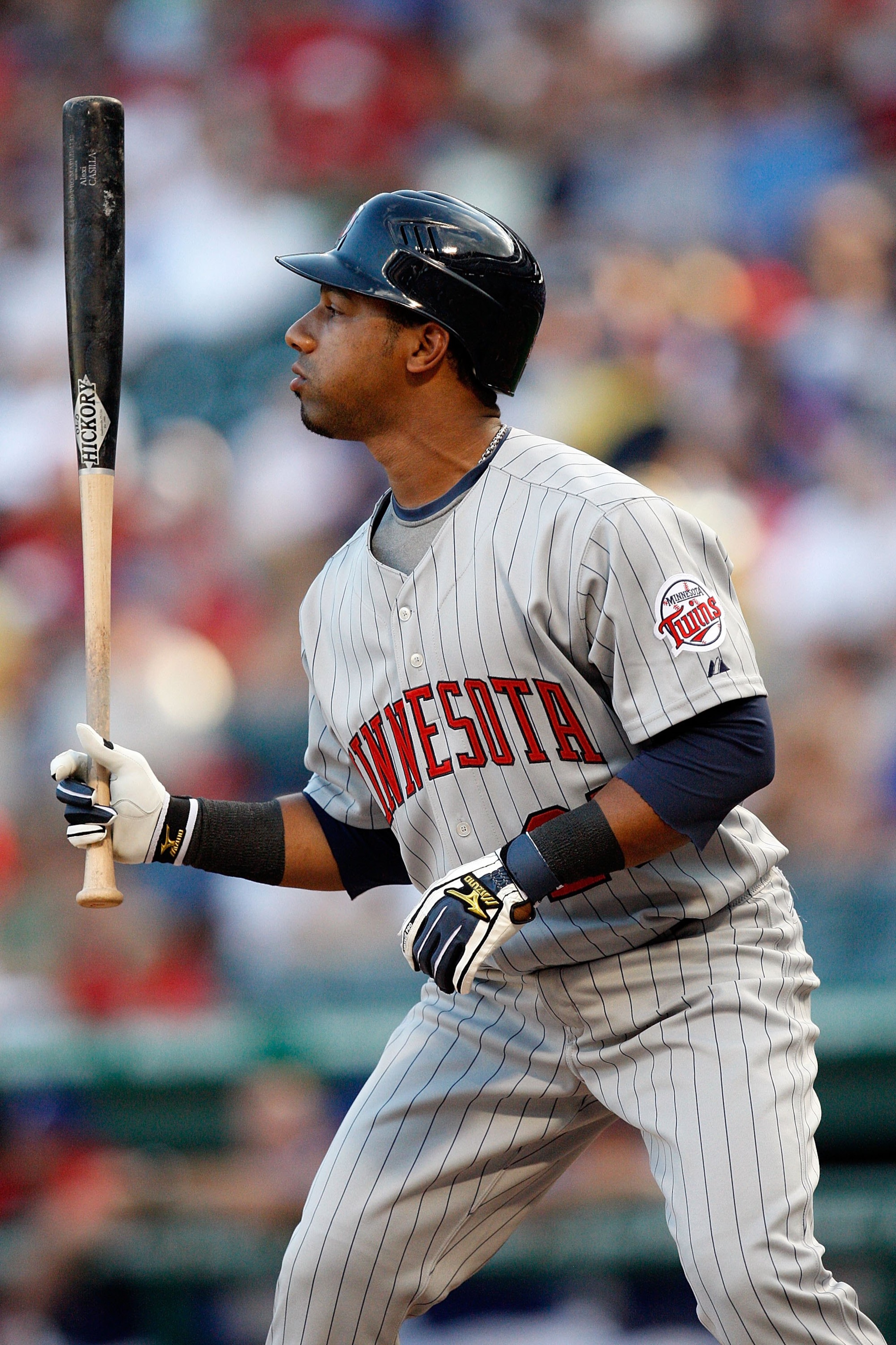 ARLINGTON, TX - JULY 17: Second baseman Alexi Casilla #25 of the Minnesota Twins on July 17, 2009 at Rangers Ballpark in Arlington, Texas. (Photo by Ronald Martinez/Getty Images) ARLINGTON, TX - JULY 17: Second baseman Alexi Casilla #25 of the Minnesota Twins on July 17, 2009 at Rangers Ballpark in Arlington, Texas. (Photo by Ronald Martinez/Getty Images)