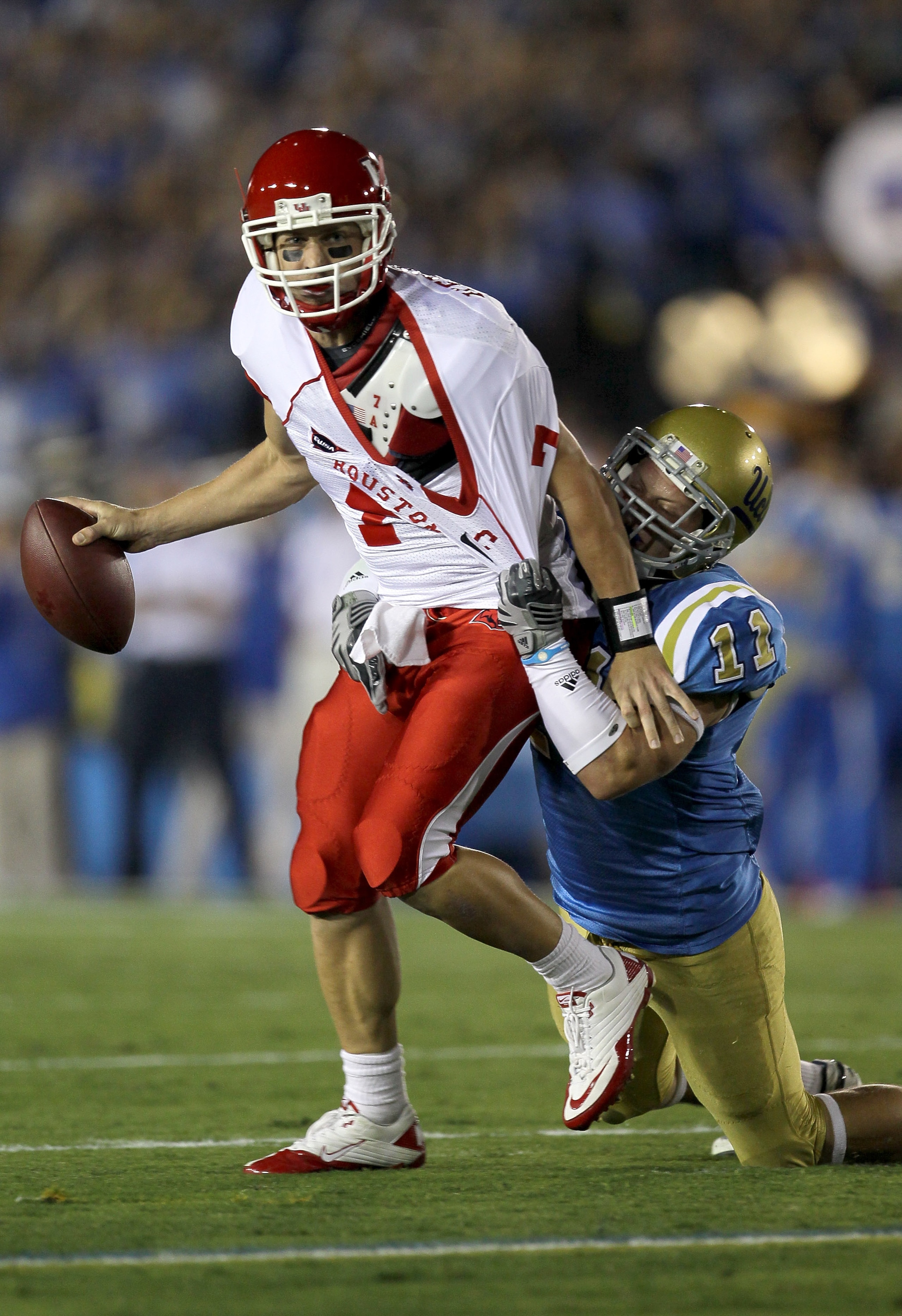 PASADENA, CA - SEPTEMBER 18:  Quarterback Case Keenum #7 of the Houston Cougars is tied up by linebacker Sean Westgate #11 of the UCLA Bruins at the Rose Bowl on September 18, 2010 in Pasadena, California.  (Photo by Stephen Dunn/Getty Images)