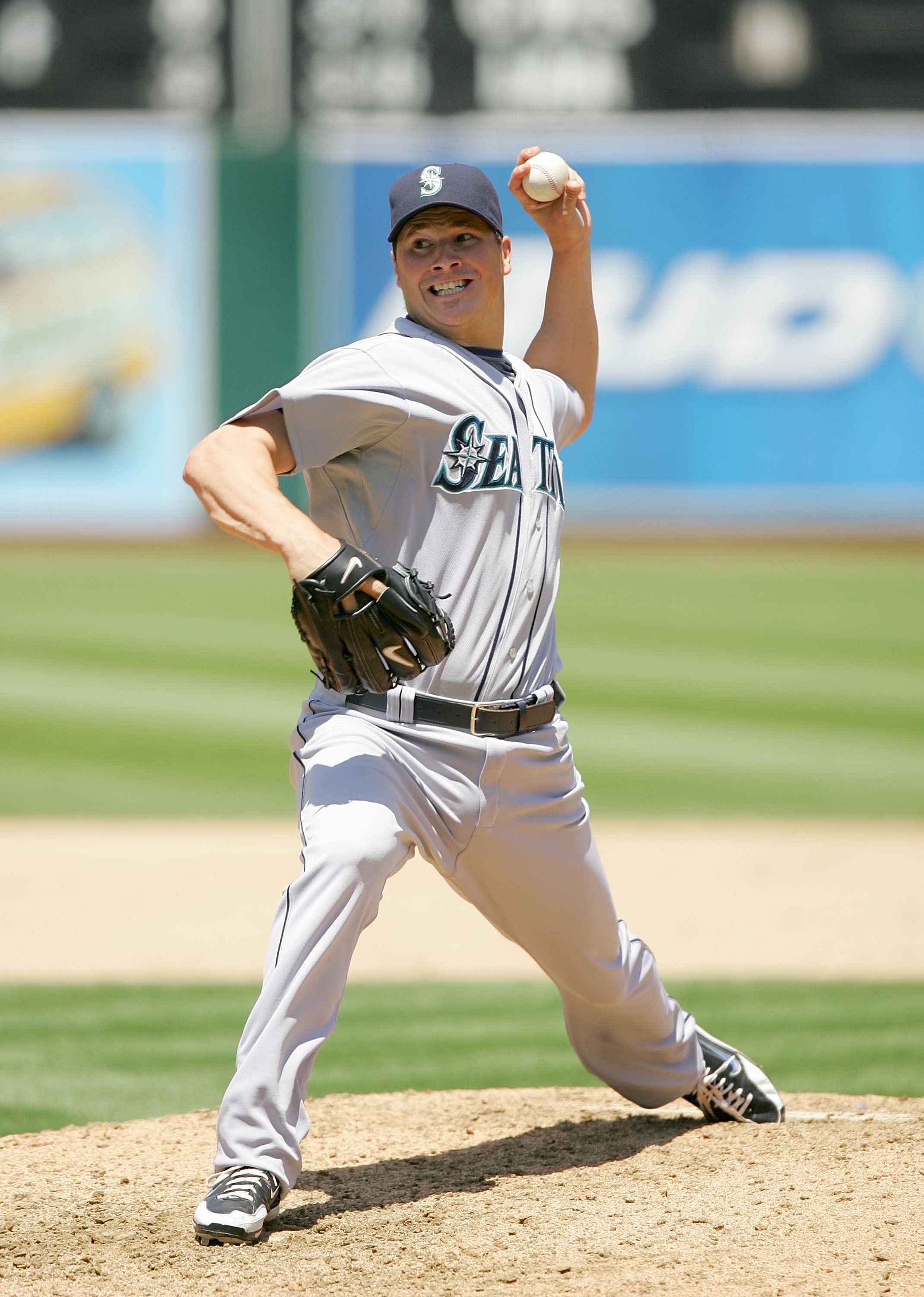 OAKLAND, CA - MAY 27:  Erik Bedard #45 of the Seattle Mariners pitches against the Oakland Athletics at the Oakland Coliseum on May 27, 2009 in Oakland, California.  (Photo by Ezra Shaw/Getty Images)