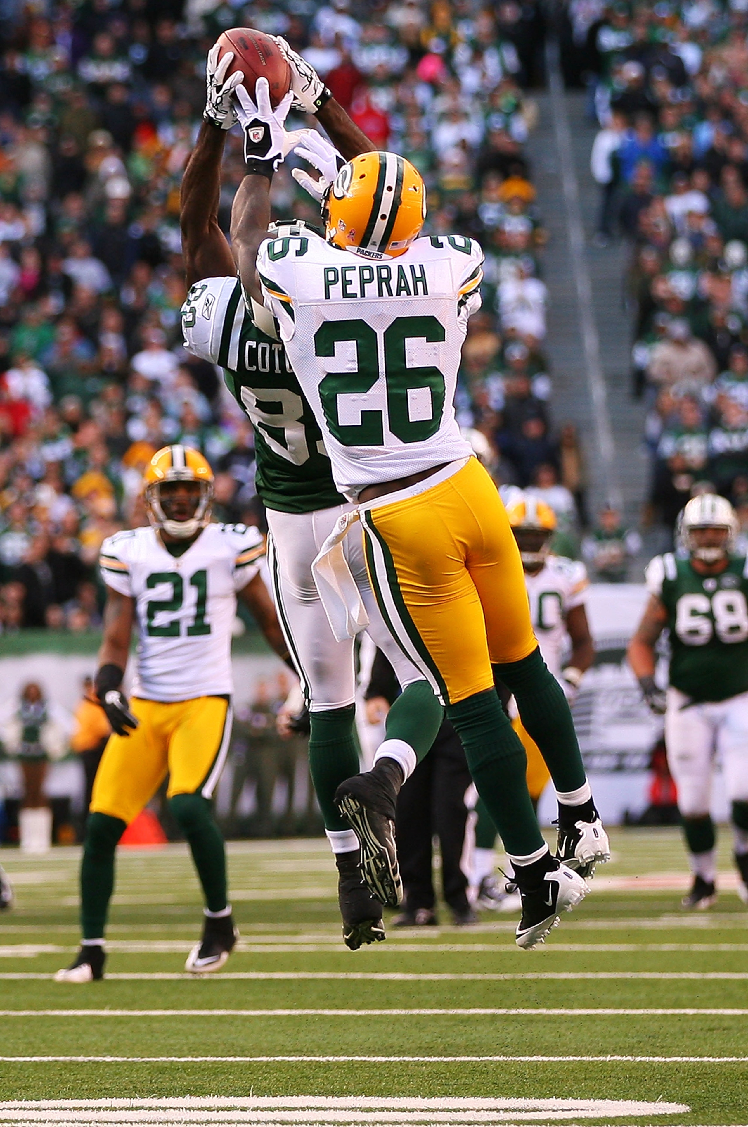 EAST RUTHERFORD, NJ - OCTOBER 31:  Charlie Peprah #26 of the Green Bay Packers keeps Jerricho Cotchery #89 of the New York Jets from catching a pass during the fourth quarter on October 31, 2010 at the New Meadowlands Stadium in East Rutherford, New Jerse