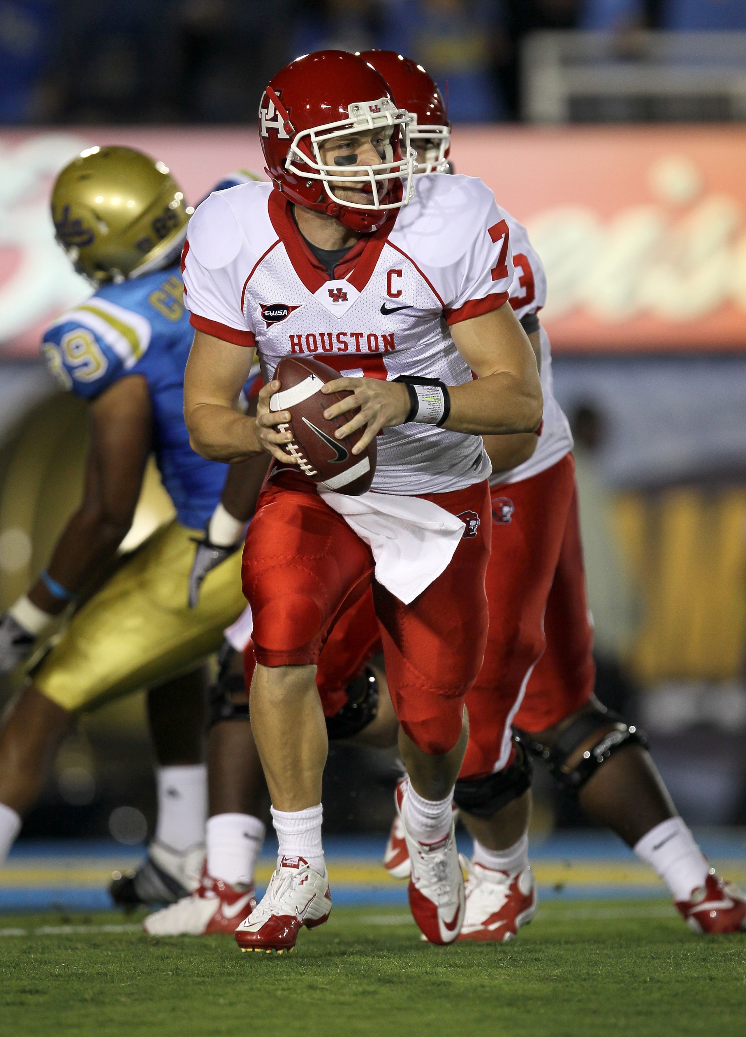 PASADENA, CA - SEPTEMBER 18:  Quarterback Case Keenum #7 of the Houston Cougars drops back to pass against the UCLA Bruins in the second quarter at the Rose Bowl on September 18, 2010 in Pasadena, California.  UCLA won 31-13.  (Photo by Stephen Dunn/Getty