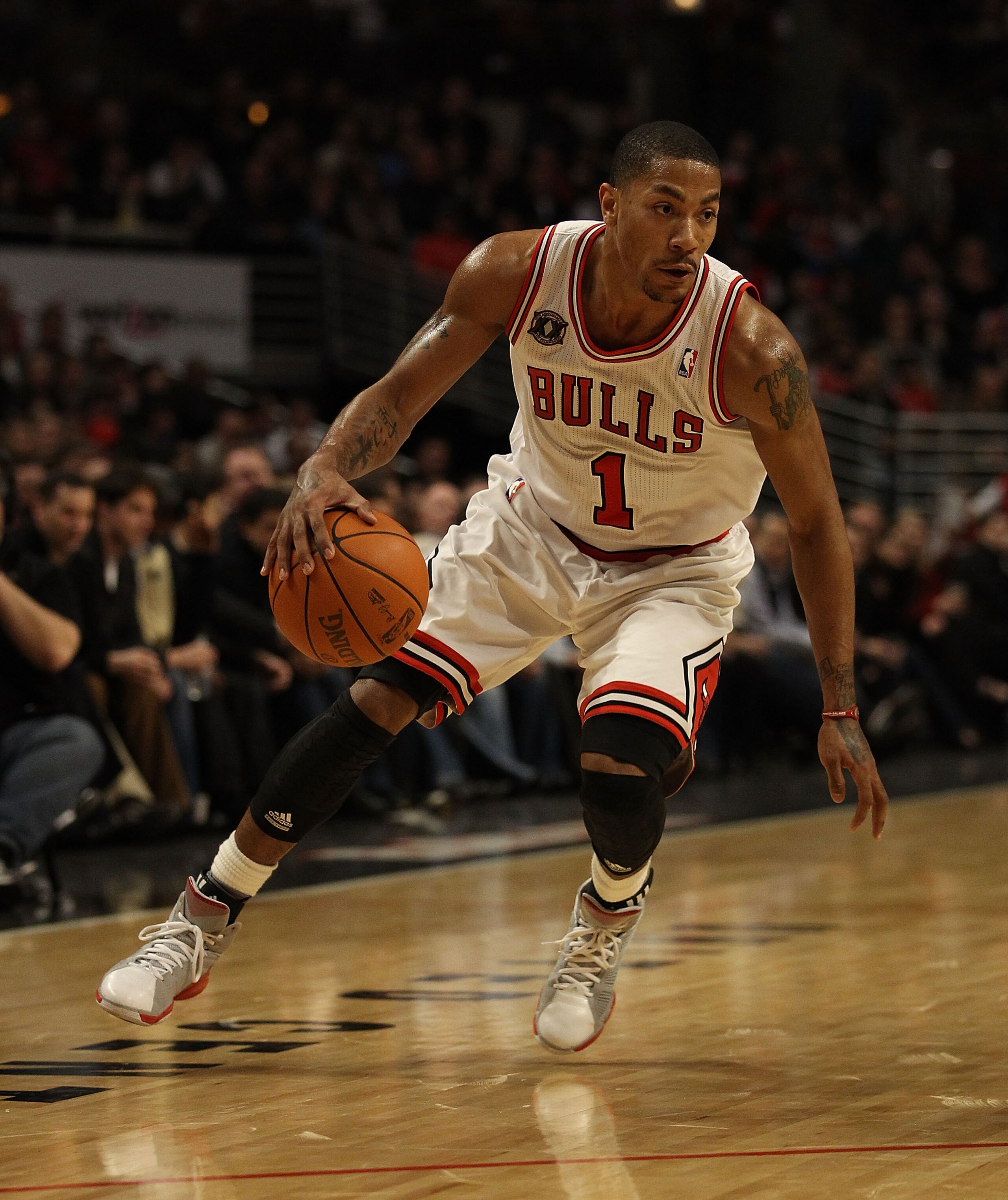 CHICAGO, IL - MARCH 25: Derrick Rose #1 of the Chicago Bulls drives against the Memphis Grizzlies at the United Center on March 25, 2011 in Chicago, Illinois. The Bulls defeated the Grizzlies 99-96. NOTE TO USER: User expressly acknowledges and agrees tha