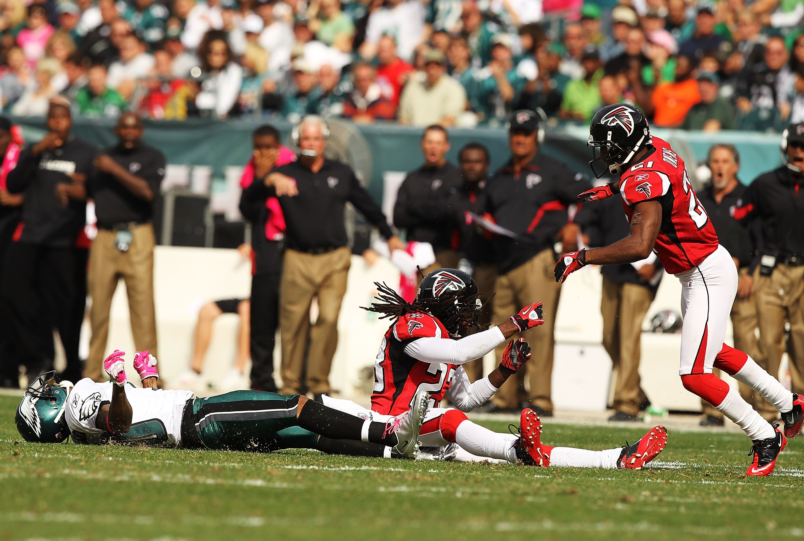 PHILADELPHIA - OCTOBER 17:  DeSean Jackson #10 of the Philadelphia Eagles is laid out by Dunta Robinson #23 of the Atlanta Falcons during their game at Lincoln Financial Field on October 17, 2010 in Philadelphia, Pennsylvania.  Both players were injured o