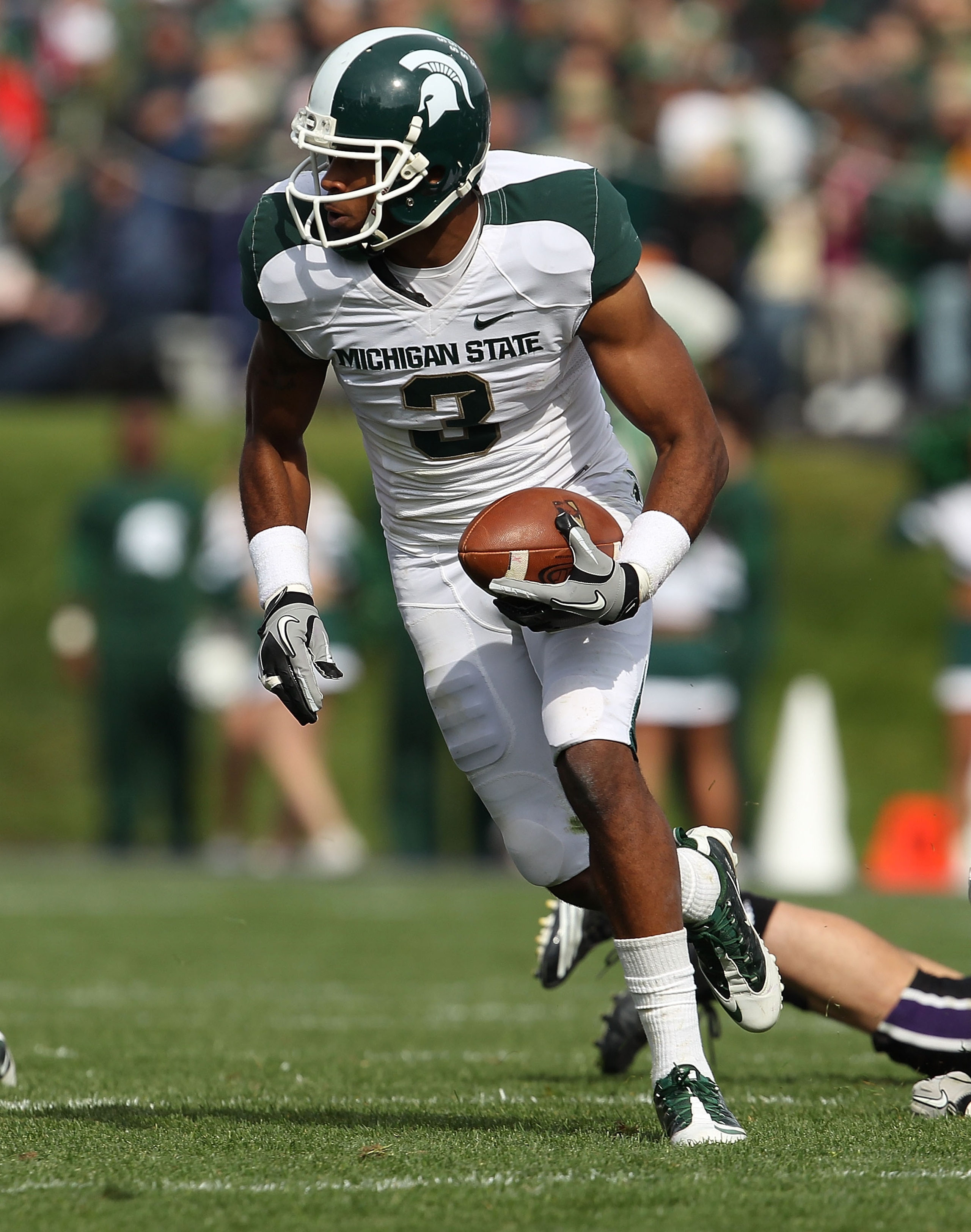 EVANSTON, IL - OCTOBER 23: B.J. Cummingham #3 of the Michigan State Spartans turns to run against the Northwestern Wildcats at Ryan Field on October 23, 2010 in Evanston, Illinois. Michigan State defeated Northwestern 35-27. (Photo by Jonathan Daniel/Gett