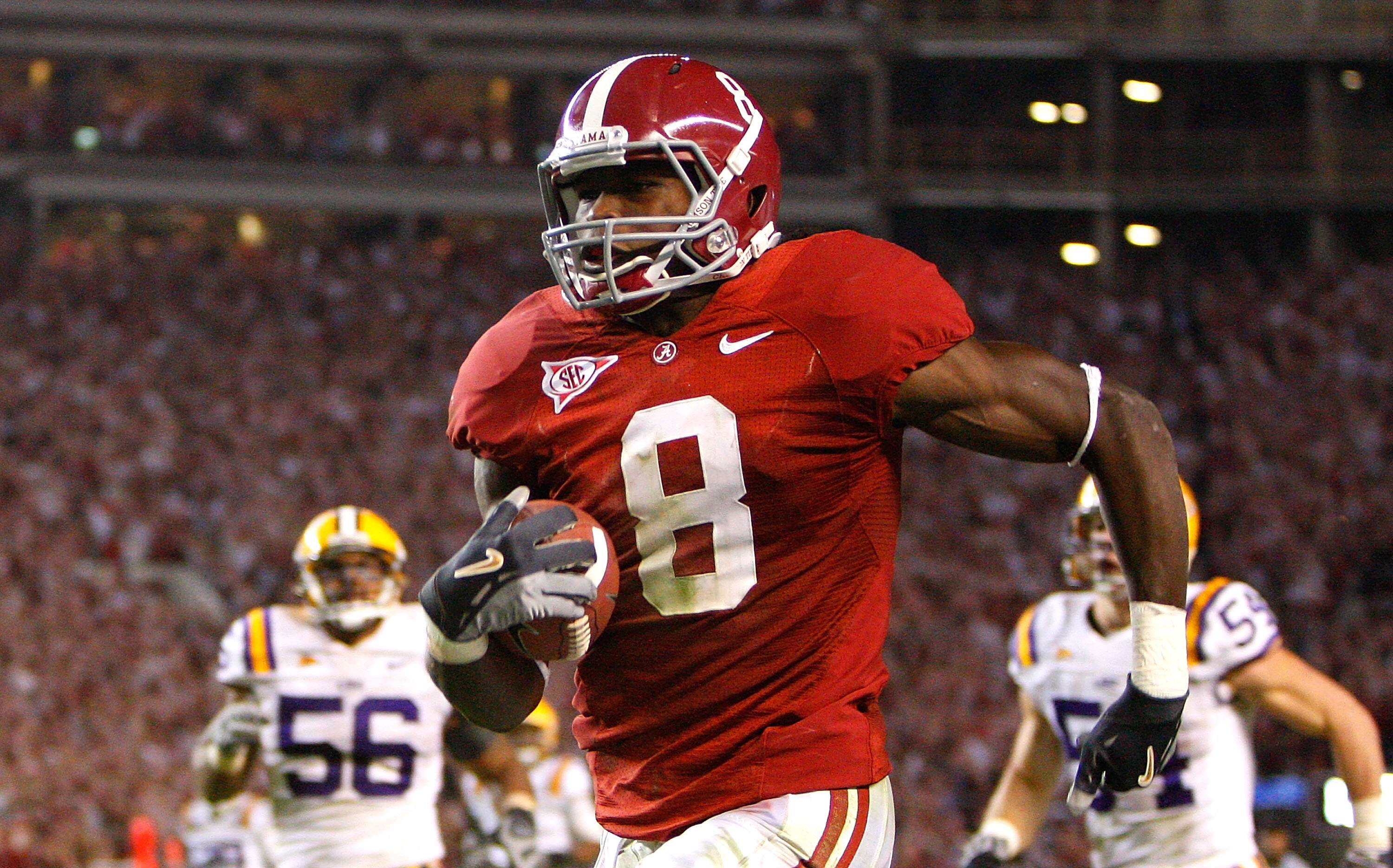 TUSCALOOSA, AL - NOVEMBER 07:  Julio Jones #8 of the Alabama Crimson Tide rushes upfield for a 73 yard touchdown against the Louisiana State University Tigers at Bryant-Denny Stadium on November 7, 2009 in Tuscaloosa, Alabama.  (Photo by Kevin C. Cox/Gett