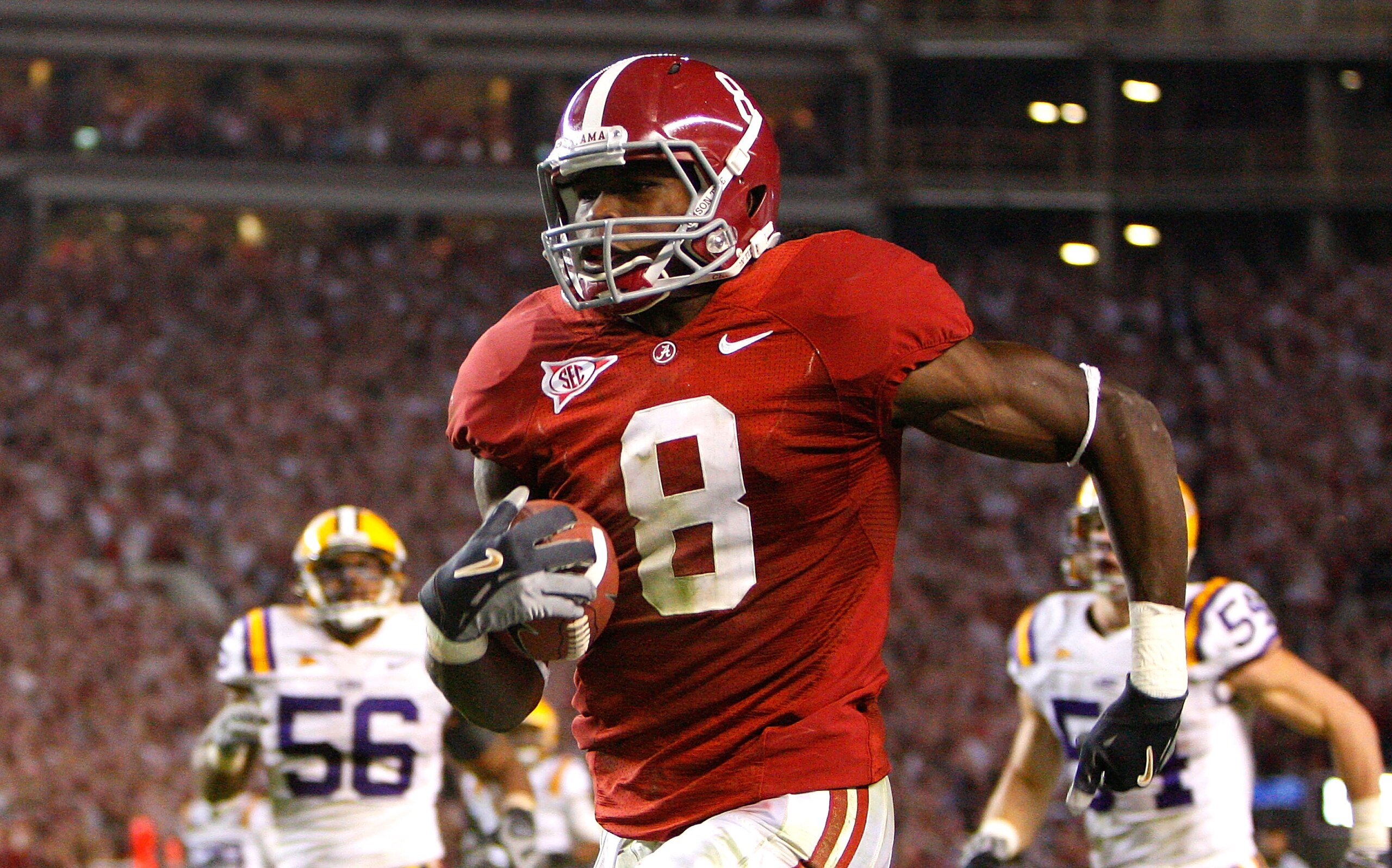 TUSCALOOSA, AL - NOVEMBER 07:  Julio Jones #8 of the Alabama Crimson Tide rushes upfield for a 73 yard touchdown against the Louisiana State University Tigers at Bryant-Denny Stadium on November 7, 2009 in Tuscaloosa, Alabama.  (Photo by Kevin C. Cox/Gett