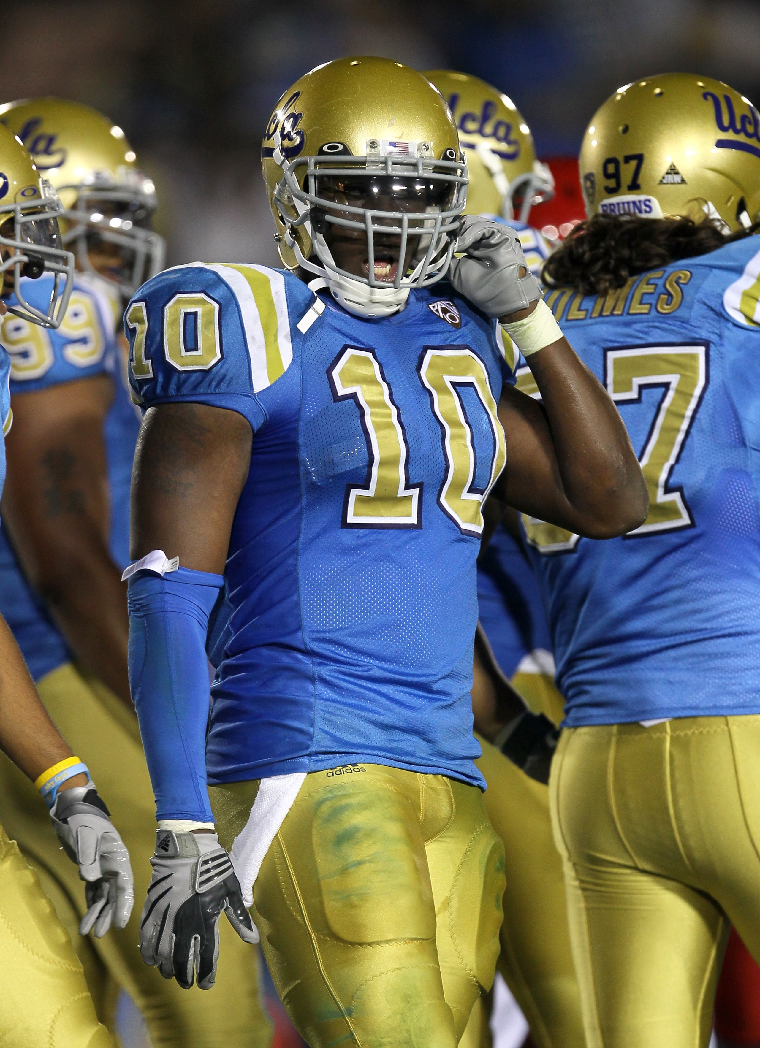 PASADENA, CA - SEPTEMBER 18:  Linebacker Akeem Ayers #10 of the UCLA Bruins in the game with the Houston Cougars at the Rose Bowl on September 18, 2010 in Pasadena, California.  UCLA won 31-13.  (Photo by Stephen Dunn/Getty Images)