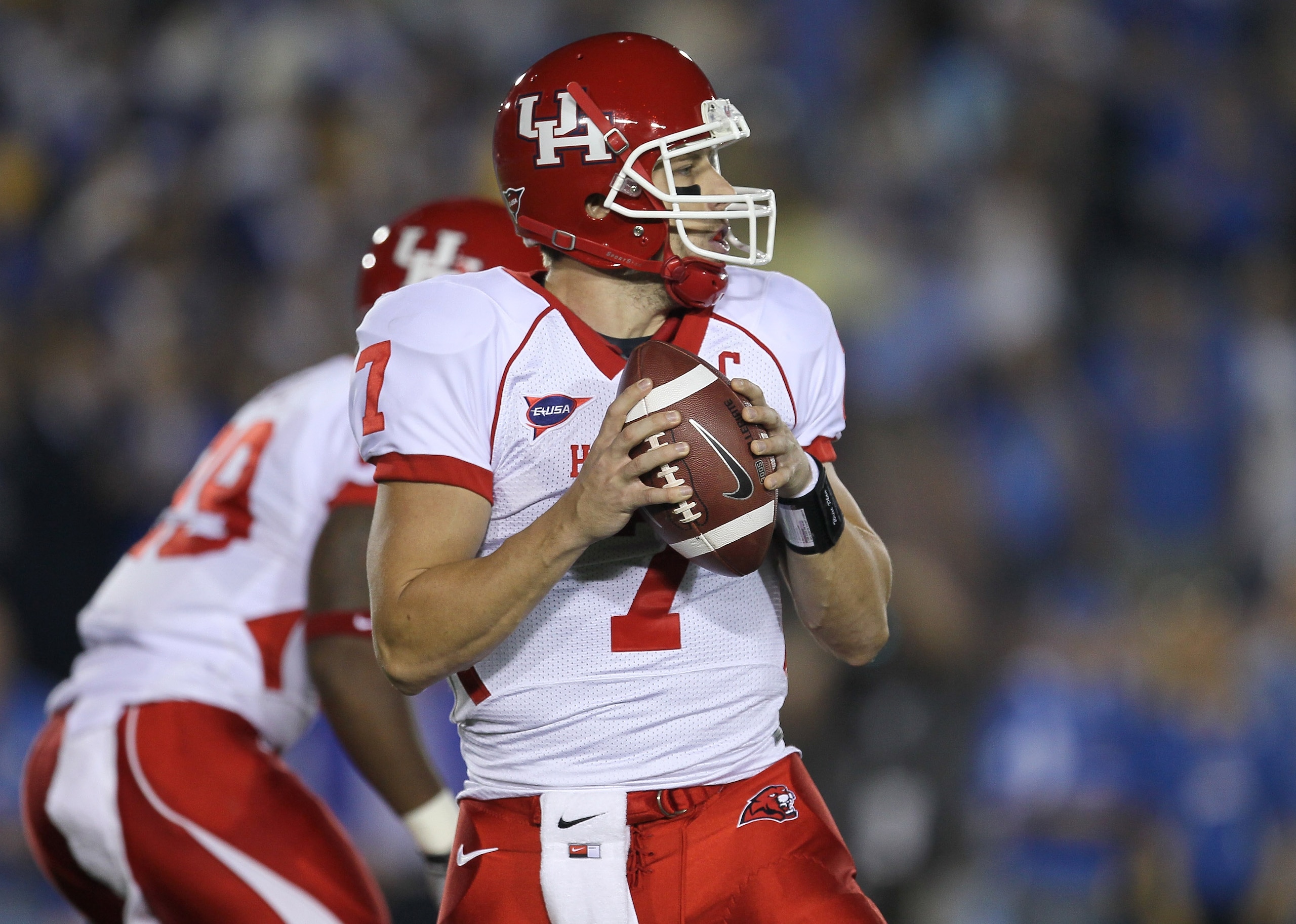 PASADENA, CA - SEPTEMBER 18:  Quarterback Case Keenum #7 of the Houston Cougars drops back to pass against the UCLA Bruins in the second quarter at the Rose Bowl on September 18, 2010 in Pasadena, California.  UCLA won 31-13.  (Photo by Stephen Dunn/Getty