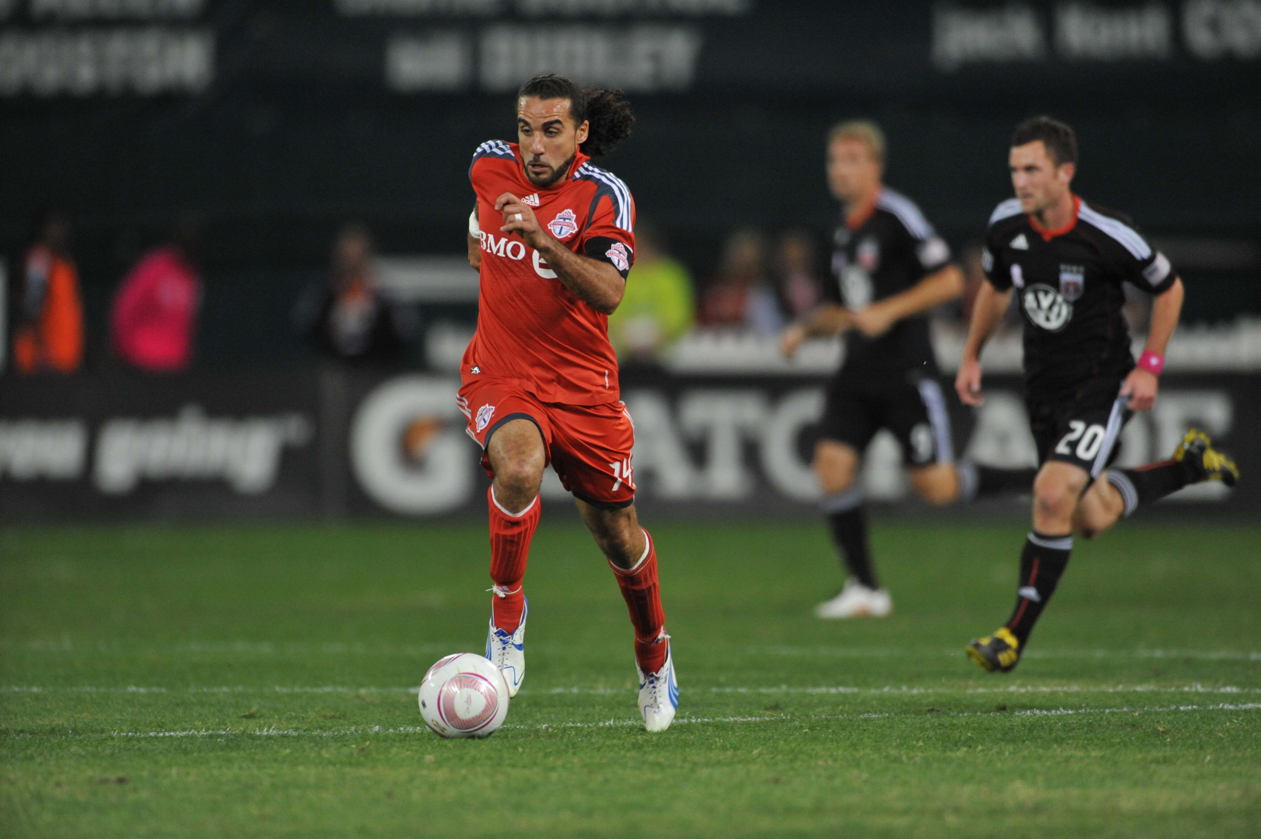 WASHINGTON, DC - OCTOBER 23:  Dwayne De Rosario #14 of Toronto FC dribbles upfield against D.C. United at RFK Stadium on October 23, 2010 in Washington, DC. Toronto defeated DC 3-2. (Photo by Larry French/Getty Images)