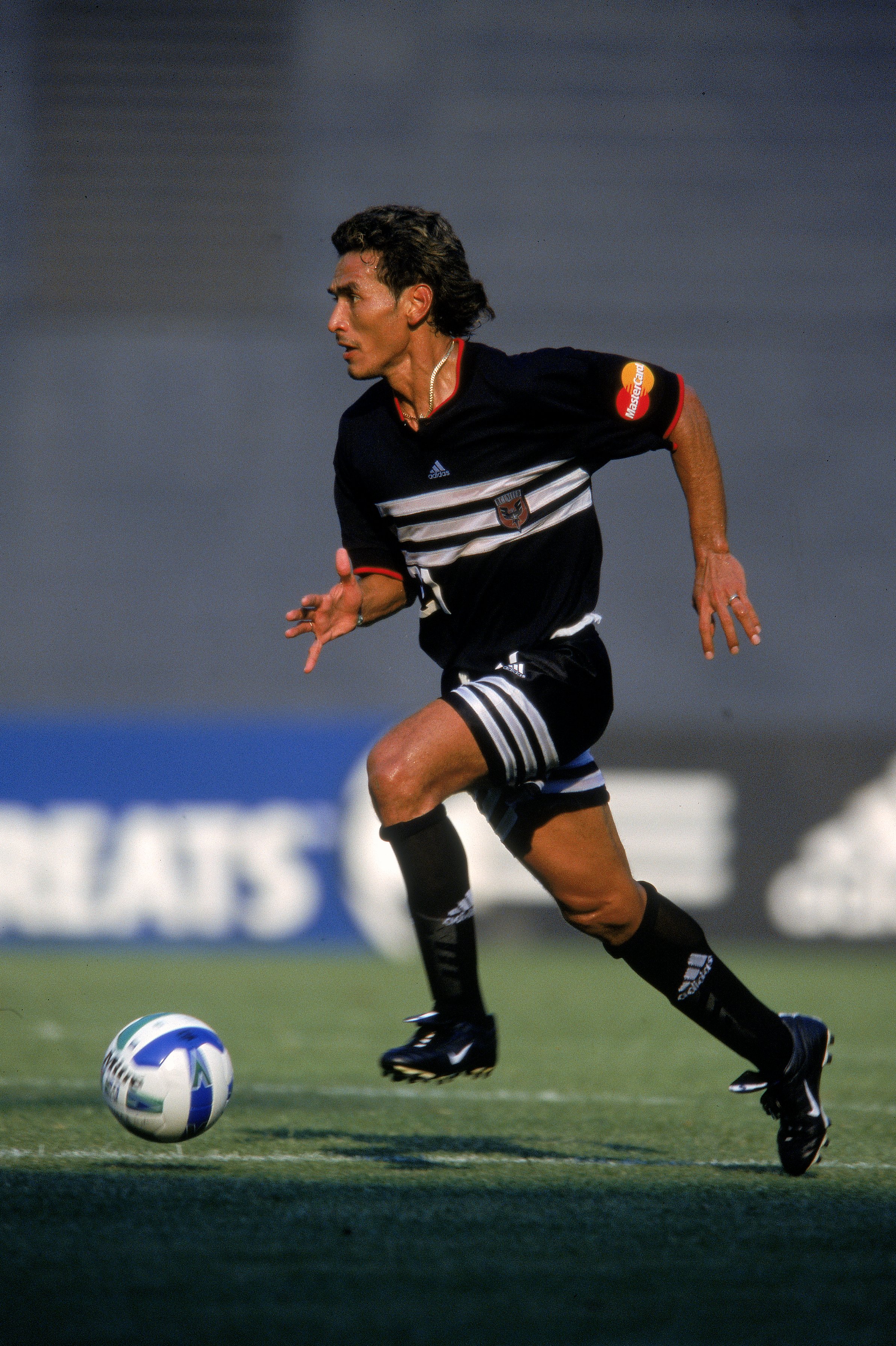24 Jun 2000: Raul Diaz Arce #21 of the D.C. United controls the ball during a game against the Dallas Burn at RFK Stadium in Washington, D.C.  The United defeated the Burn 2-0.Mandatory Credit: Greg Fiume  /Allsport