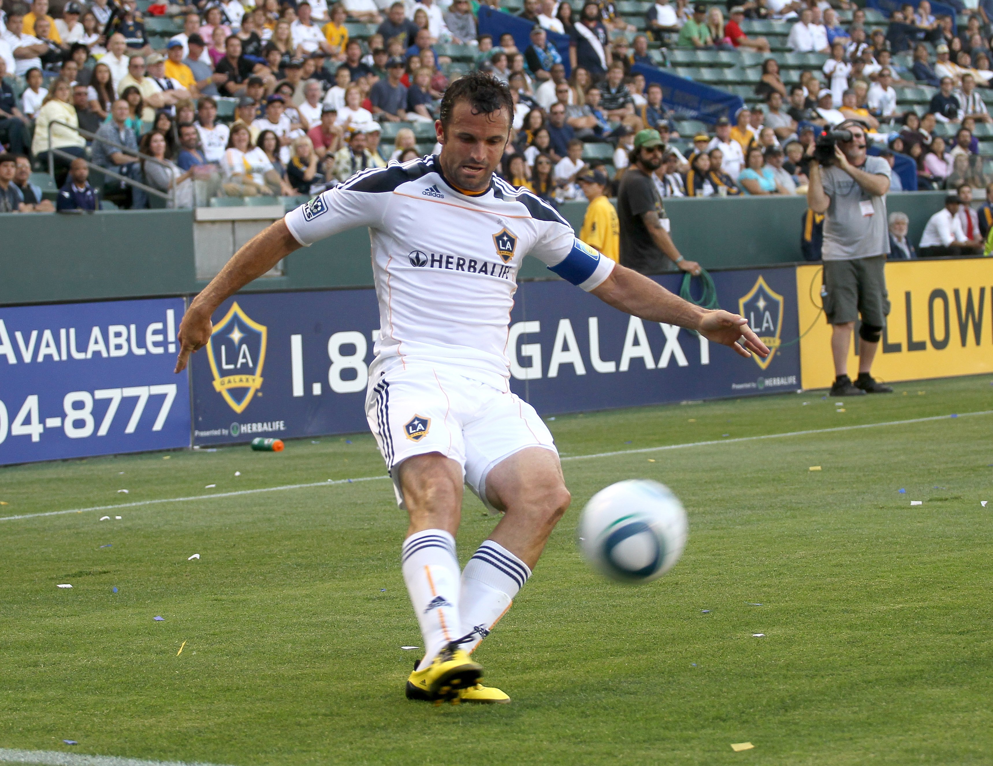 CARSON, CA - JUNE 05:  Chris Klein #7 of the Los Angeles Galaxy centers the ball against the Houston Dynamo on June 5, 2010 at the Home Depot Center in Carson, California. The Galaxy won 4-1.  (Photo by Stephen Dunn/Getty Images)