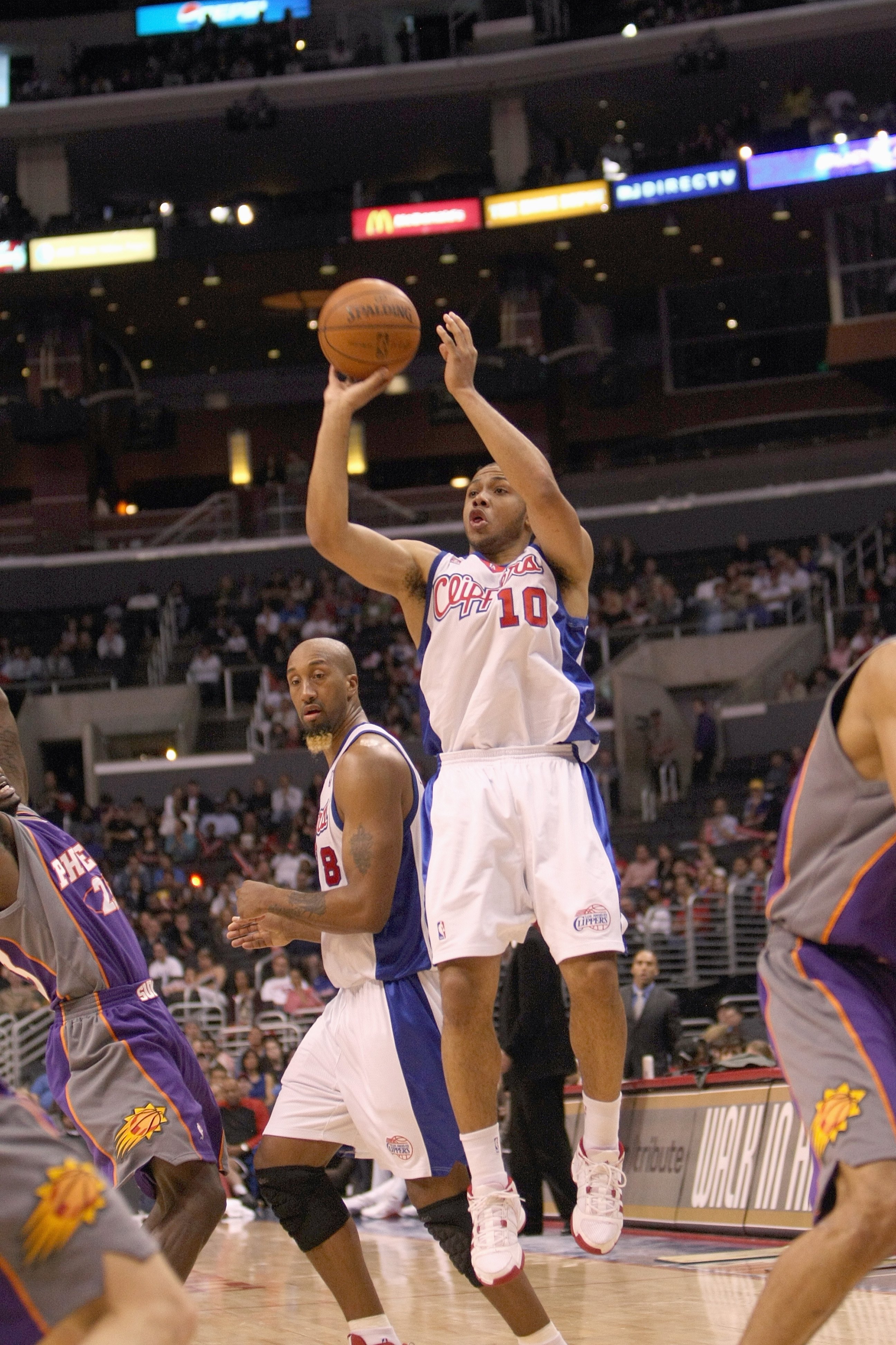 LOS ANGELES, CA - JANUARY 11:  Eric Gordon #10 the Los Angeles Clippers makes a jumpshot against the Phoenix Suns on January 11, 2009 at Staples Center in Los Angeles, California.  The Suns won 109-103.   NOTE TO USER: User expressly acknowledges and agre