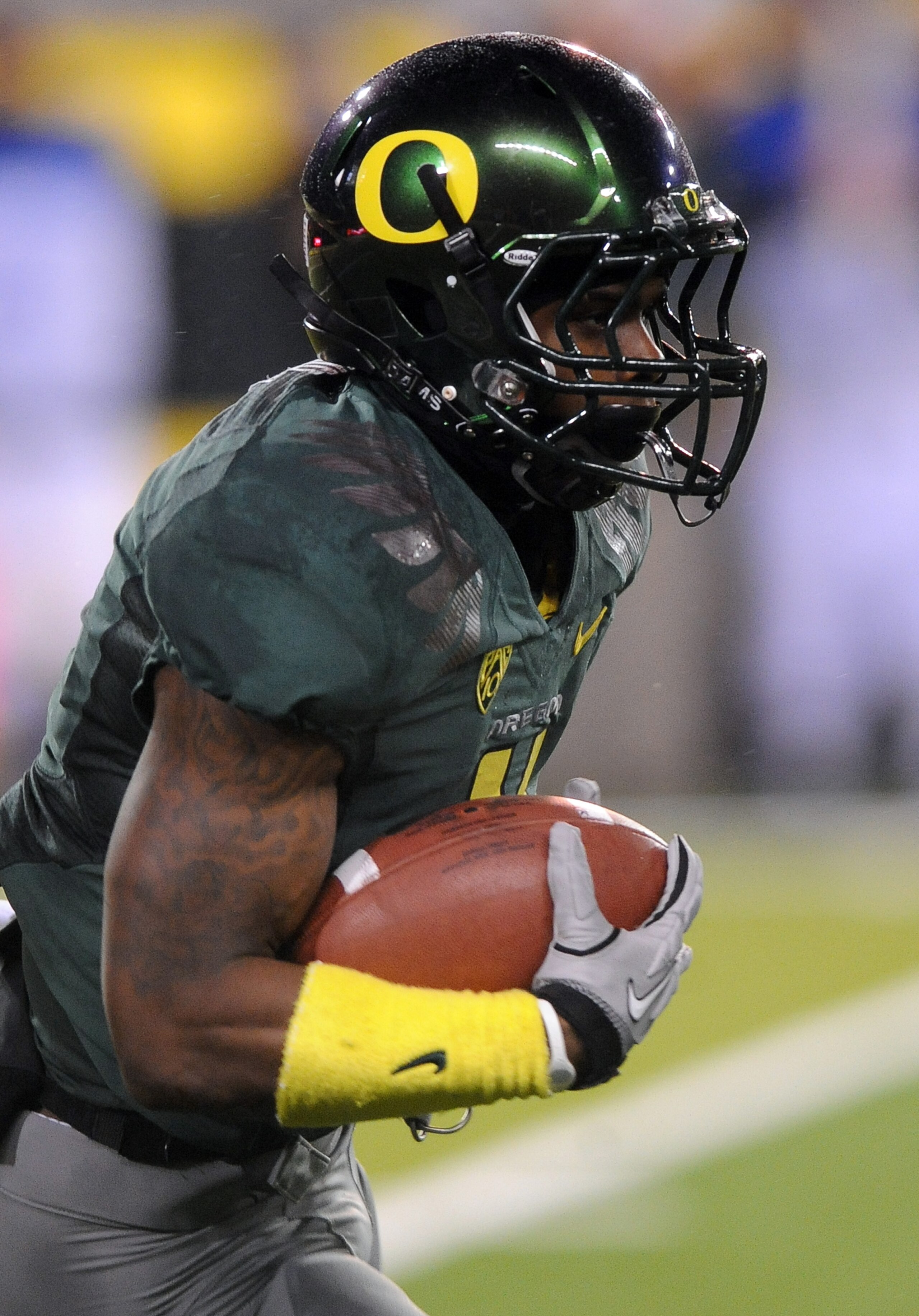 EUGENE, OR - NOVEMBER 26: Wide receiver Josh Huff #4 of the Oregon Ducks runs back a kickoff in the third quarter of the game against the Arizona Wildcats at Autzen Stadium on November 26, 2010 in Eugene, Oregon. The Ducks won the game 48-29. (Photo by St