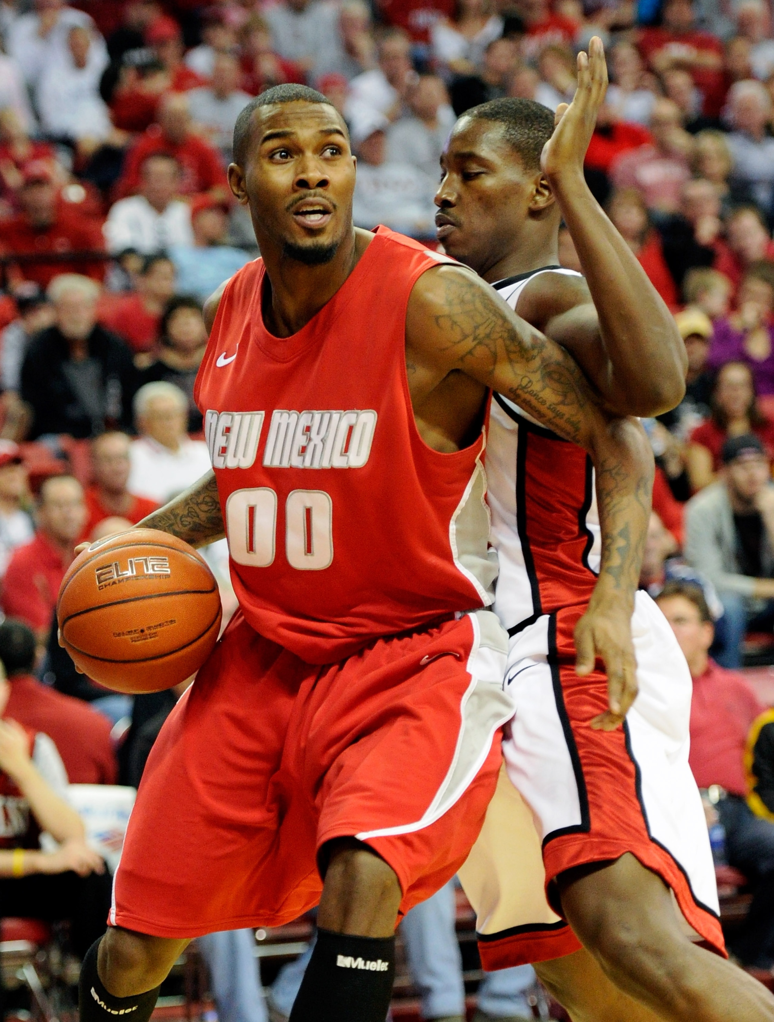 LAS VEGAS, NV - JANUARY 22:  A.J. Hardeman #00 of the New Mexico Lobos goes to the basket against Quintrell Thomas #1 of the UNLV Rebels during their game at the Thomas & Mack Center January 22, 2011 in Las Vegas, Nevada. UNLV won 63-62.  (Photo by Ethan
