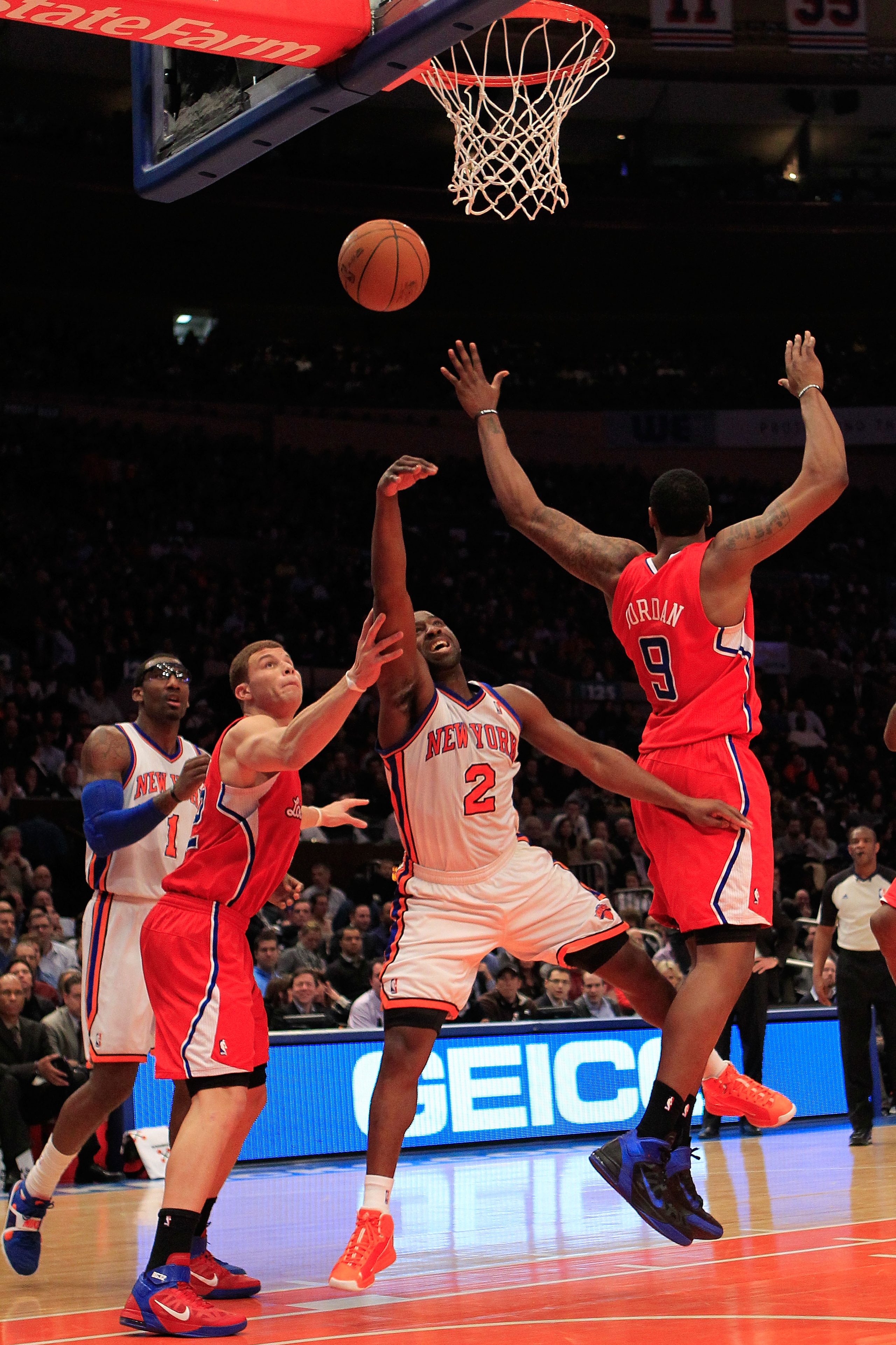NEW YORK, NY - FEBRUARY 09: Raymond Felton #2 of the New York Knicks shoots overBlake Griffin #32 and DeAndre Jordan #9 of the Los Angeles Clippers at Madison Square Garden on February 9, 2011 in New York City. NOTE TO USER: User expressly acknowledges a NEW YORK, NY - FEBRUARY 09: Raymond Felton #2 of the New York Knicks shoots overBlake Griffin #32 and DeAndre Jordan #9 of the Los Angeles Clippers at Madison Square Garden on February 9, 2011 in New York City. NOTE TO USER: User expressly acknowledges a