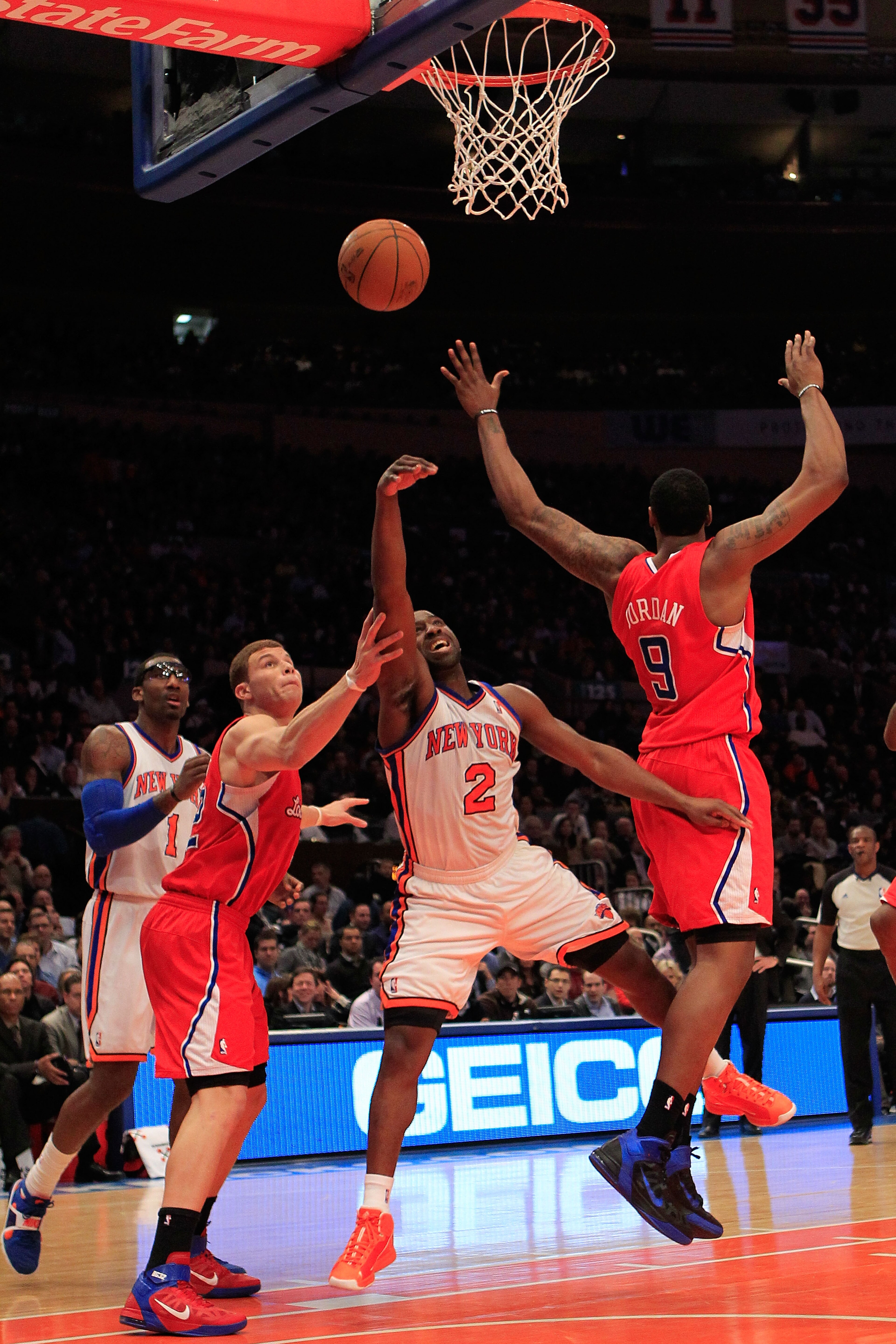 NEW YORK, NY - FEBRUARY 09: Raymond Felton #2 of the New York Knicks shoots overBlake Griffin #32 and DeAndre Jordan #9 of the Los Angeles Clippers at Madison Square Garden on February 9, 2011 in New York City. NOTE TO USER: User expressly acknowledges a NEW YORK, NY - FEBRUARY 09: Raymond Felton #2 of the New York Knicks shoots overBlake Griffin #32 and DeAndre Jordan #9 of the Los Angeles Clippers at Madison Square Garden on February 9, 2011 in New York City. NOTE TO USER: User expressly acknowledges a