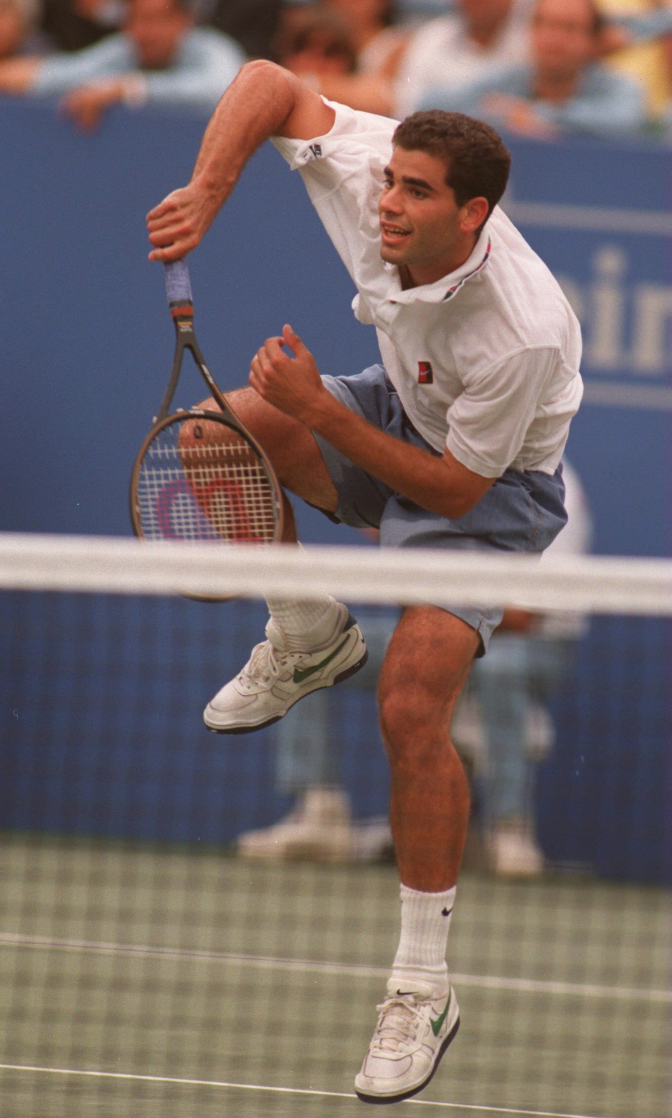 9 Sep 1995: PETE SAMPRAS POWERS A RETURN AGAINST JIM COURIER DURING THEIR SEMI-FINAL MATCH AT THE UNITED STATES OPEN IN FLUSHING MEADOWS, NEW YORK.