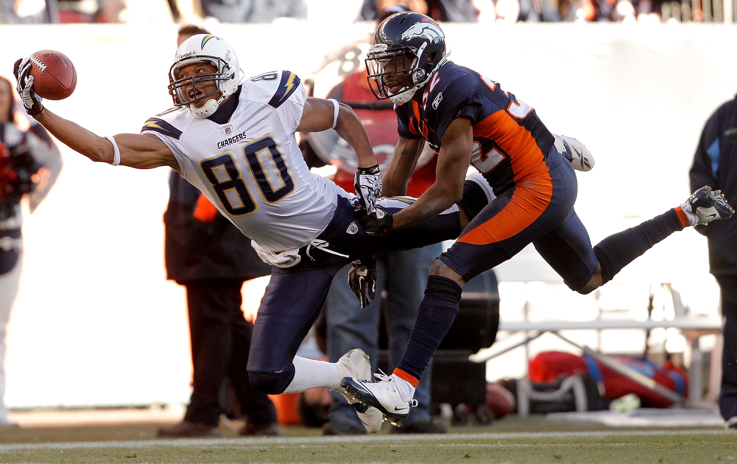 DENVER, CO - JANUARY 2:  Wide receiver Malcom Floyd #80 of the San Diego Chargers makes a one-handed 41-yard reception for a first down against cornerback Perrish Cox #32 of the Denver Broncos during the second quarter at INVESCO Field at Mile High on Jan