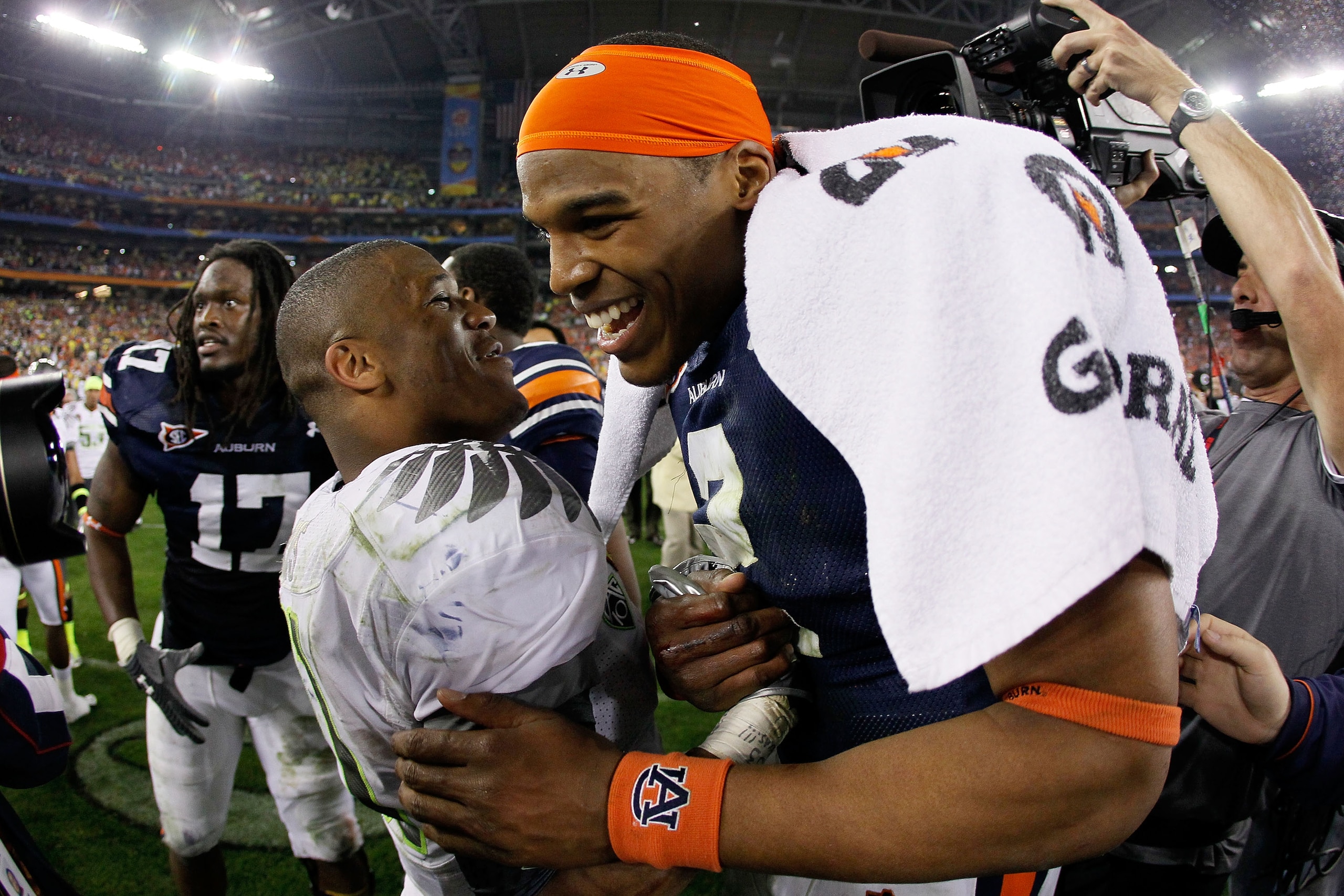 GLENDALE, AZ - JANUARY 10:  Darron Thomas #1 of the Oregon Ducks shakes hands with Cameron Newton #2 of the Auburn Tigers after the Tigers defeated the Ducks 22 to 19 in the Tostitos BCS National Championship Game at University of Phoenix Stadium on Janua
