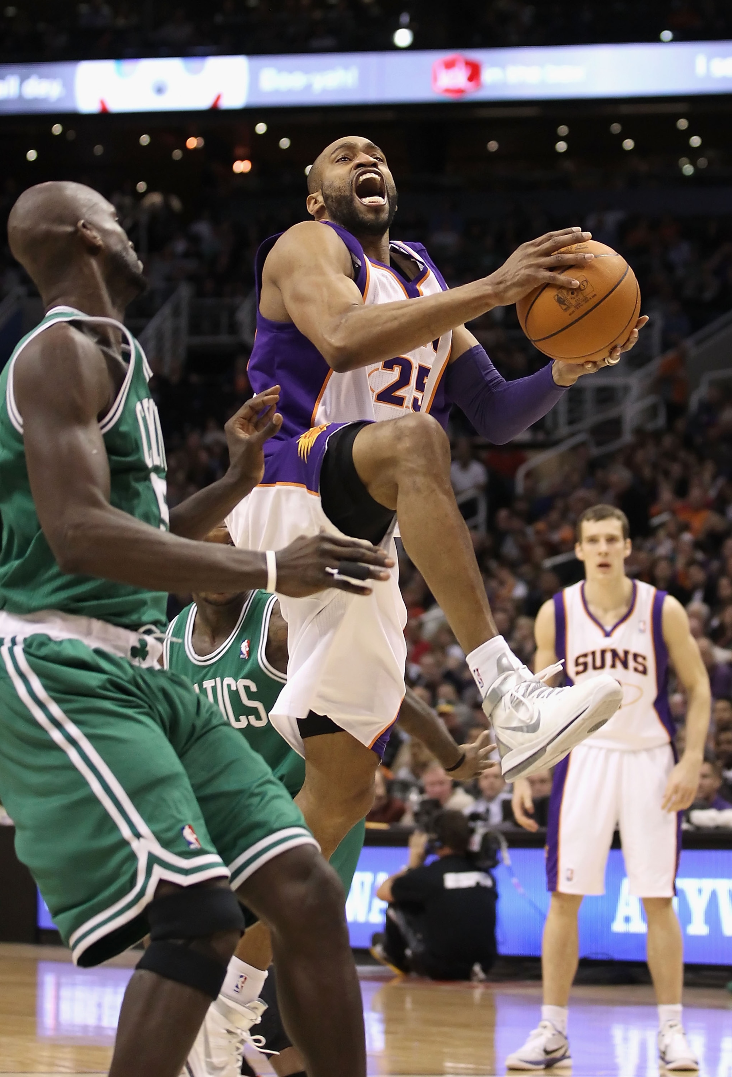 PHOENIX, AZ - JANUARY 28:  Vince Carter #25 of the Phoenix Suns drives the ball during the NBA game against the Boston Celtics at US Airways Center on January 28, 2011 in Phoenix, Arizona. The Suns defeated the Celtics 88-71. NOTE TO USER: User expressly