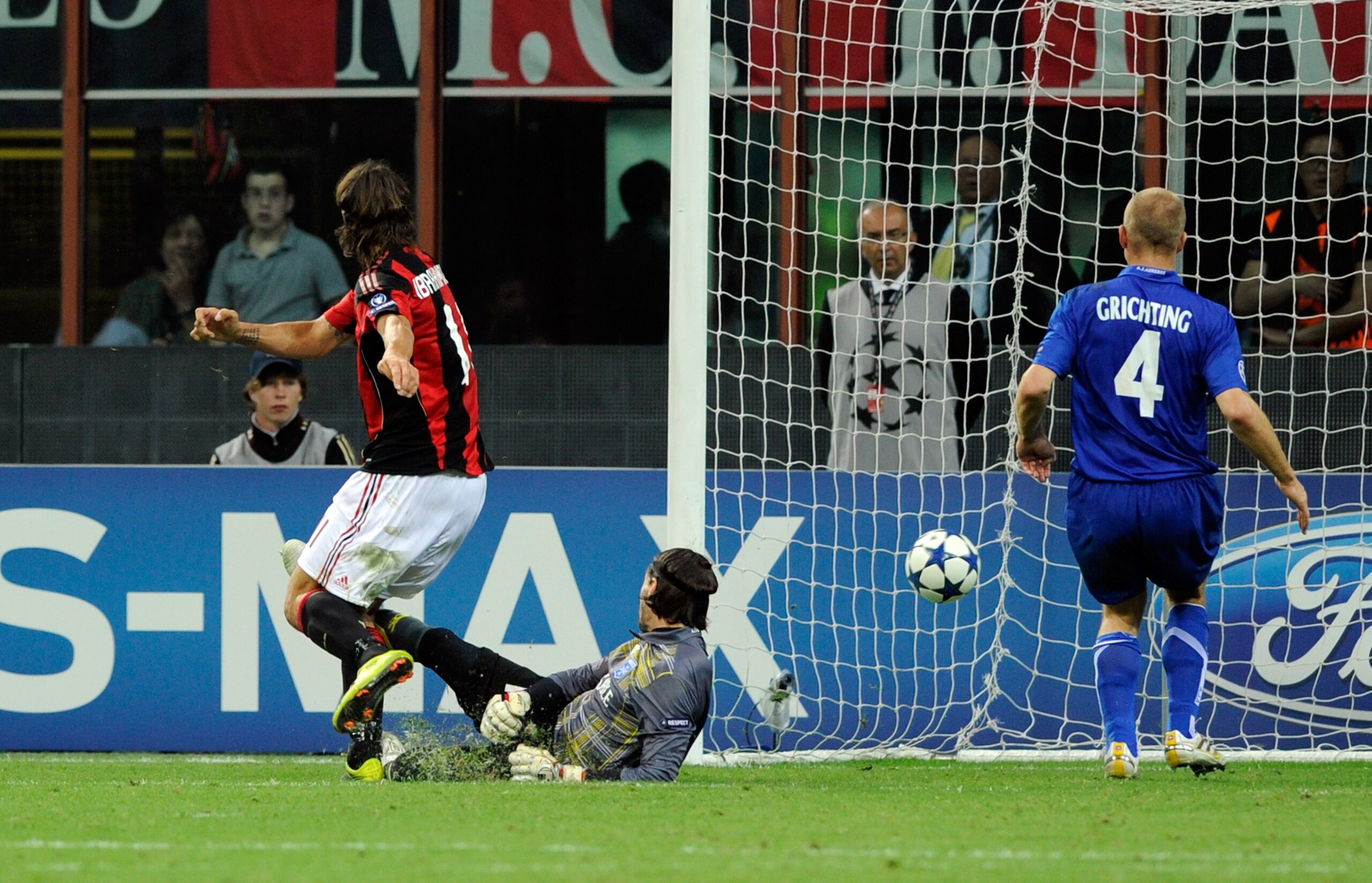 MILAN, ITALY - SEPTEMBER 15:  Zlatan Ibrahimovic  of AC Milan scores the first goal during the UEFA Champions League group G match between AC Milan and Auxerre at San Siro Stadium on September 15, 2010 in Milan, Italy.  (Photo by Claudio Villa/Getty Image