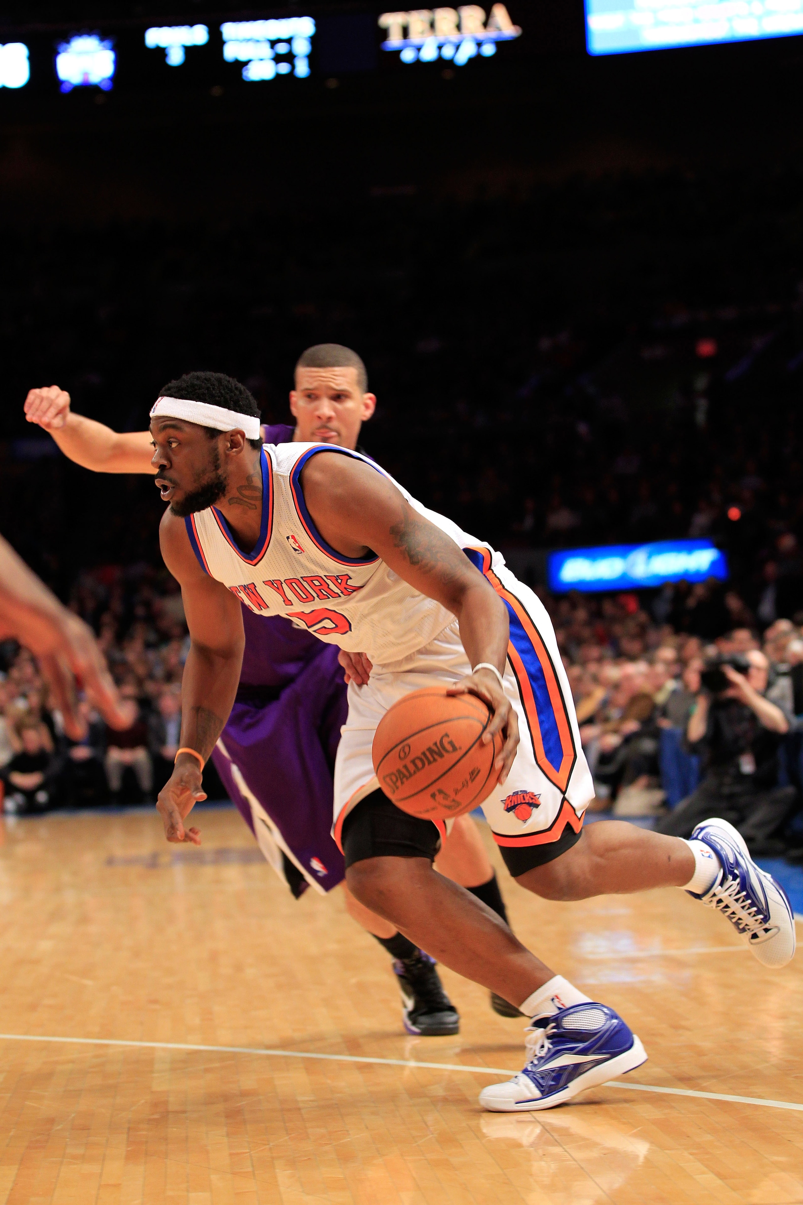 NEW YORK, NY - JANUARY 14: Bill Walker #5 of the New York Knicks drives against the Sacramento Kings at Madison Square Garden on January 14, 2011 in New York City. NOTE TO USER: User expressly acknowledges and agrees that, by downloading and or using this