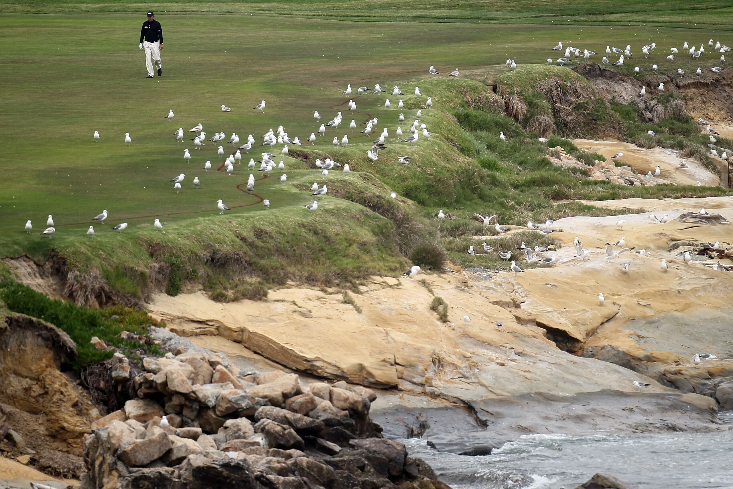 PEBBLE BEACH, CA - JUNE 20: Phil Mickelson walks up the 18th fairway during the final round of the 110th U.S. Open at Pebble Beach Golf Links on June 20, 2010 in Pebble Beach, California. (Photo by Stephen Dunn/Getty Images) PEBBLE BEACH, CA - JUNE 20: Phil Mickelson walks up the 18th fairway during the final round of the 110th U.S. Open at Pebble Beach Golf Links on June 20, 2010 in Pebble Beach, California. (Photo by Stephen Dunn/Getty Images)