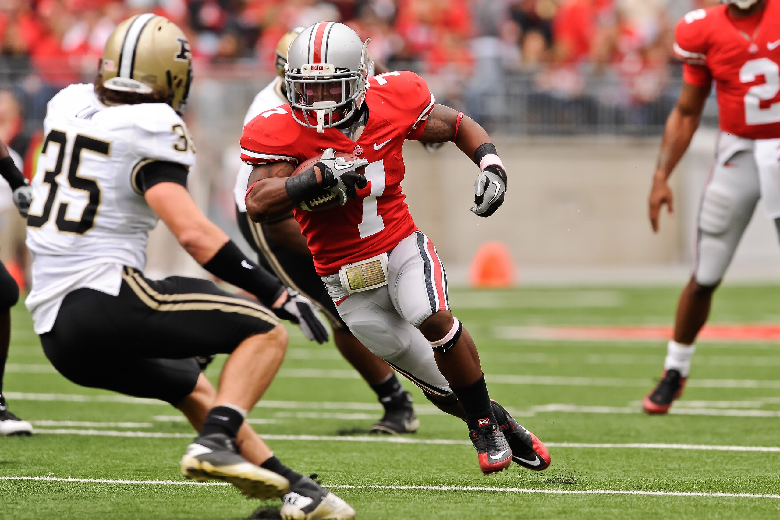 COLUMBUS, OH - OCTOBER 23:  Jordan Hall #7 of the Ohio State Buckeyes runs with the ball against the Purdue Boilermakers at Ohio Stadium on October 23, 2010 in Columbus, Ohio.  (Photo by Jamie Sabau/Getty Images)