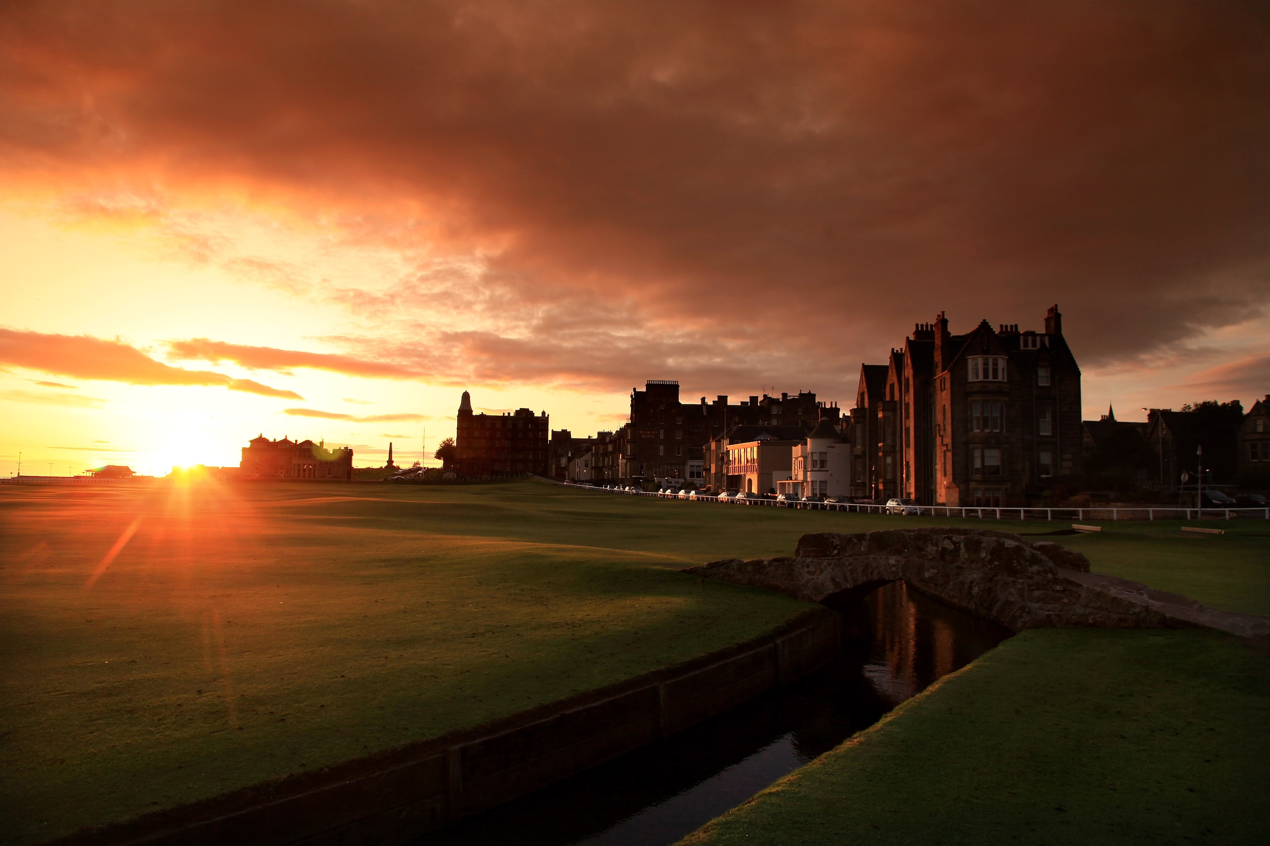 ST ANDREWS, UNITED KINGDOM - AUGUST 29: The sun rises behind the R&A Clubhouse on the par 4, 18th hole 'Tom Morris' on the Old Course at St Andrews on August 29, 2009 in St Andrews, Scotland (Photo by David Cannon/Getty Images) ST ANDREWS, UNITED KINGDOM - AUGUST 29: The sun rises behind the R&A Clubhouse on the par 4, 18th hole 'Tom Morris' on the Old Course at St Andrews on August 29, 2009 in St Andrews, Scotland (Photo by David Cannon/Getty Images)