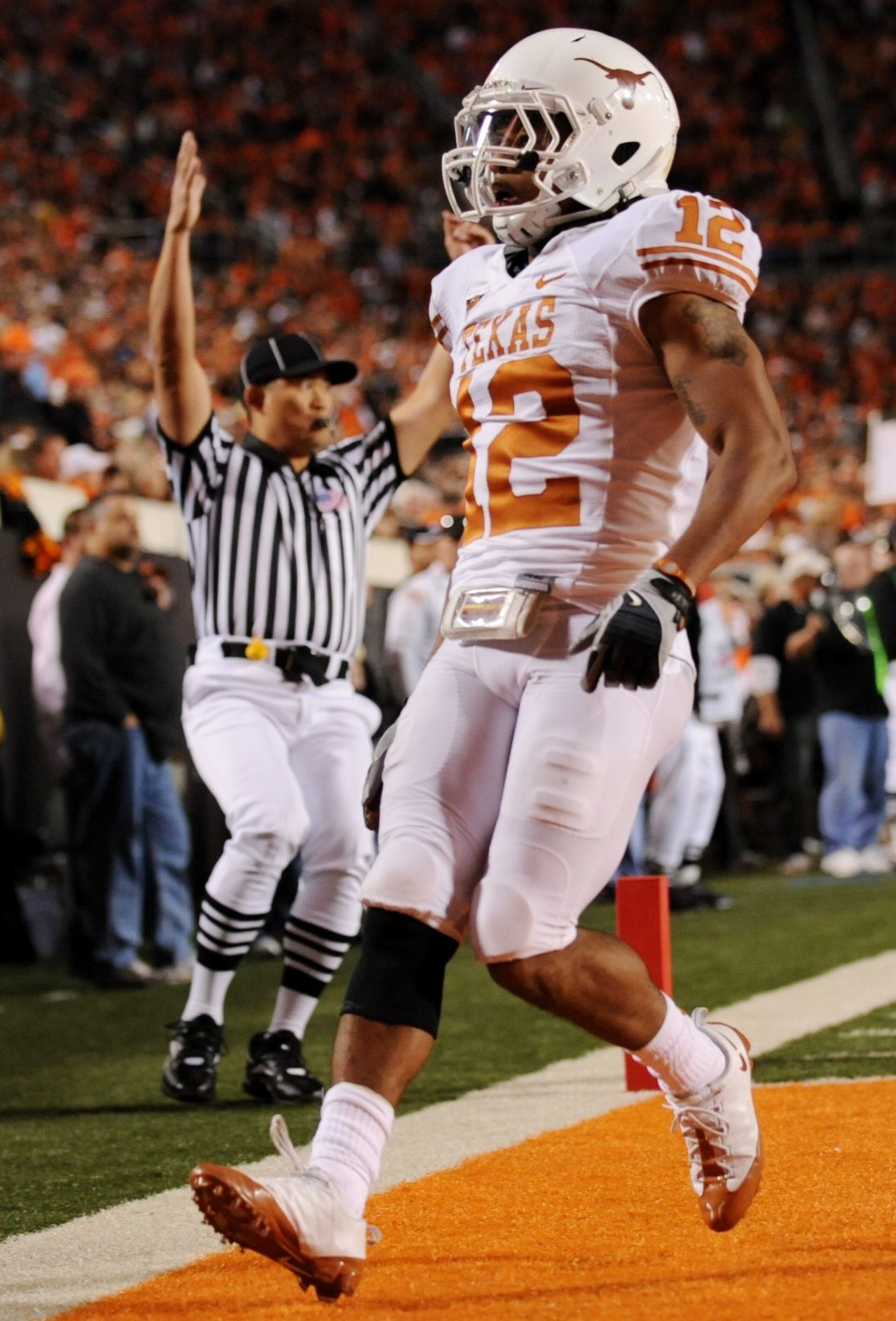 STILLWATER, OK - OCTOBER 31: Earl Thomas #12 of the Texas Longhorns runs in to score a touchdown on an interception in the third quarter against the Oklahoma State Cowboys at Boone Pickens Stadium on October 31, 2009 in Stillwater, Oklahoma. (Photo by R STILLWATER, OK - OCTOBER 31: Earl Thomas #12 of the Texas Longhorns runs in to score a touchdown on an interception in the third quarter against the Oklahoma State Cowboys at Boone Pickens Stadium on October 31, 2009 in Stillwater, Oklahoma. (Photo by R