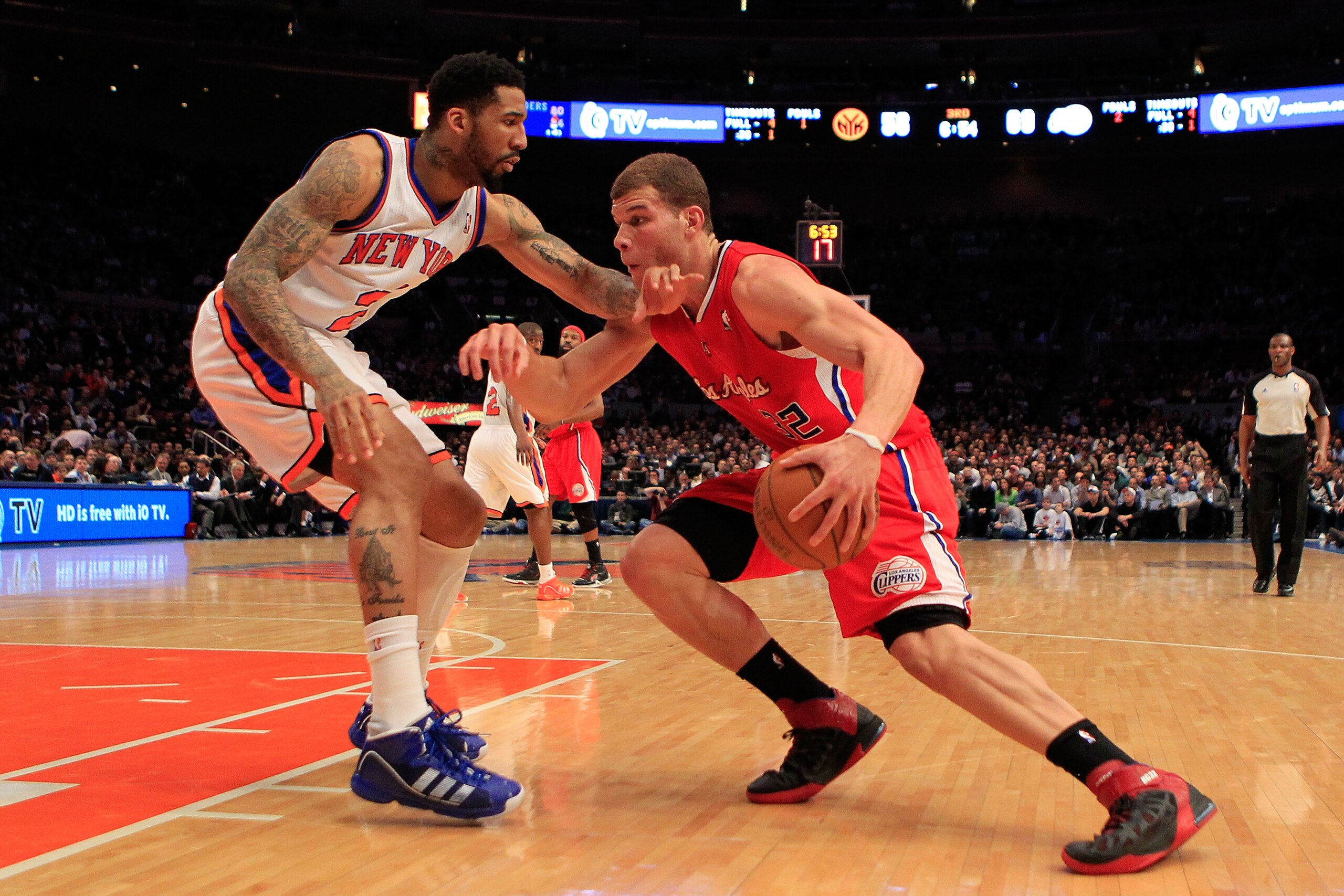 NEW YORK, NY - FEBRUARY 09:  Blake Griffin #32 of the Los Angeles Clippers drives against Wilson Chandler #21 of the New York Knicks at Madison Square Garden on February 9, 2011 in New York City. NOTE TO USER: User expressly acknowledges and agrees that,