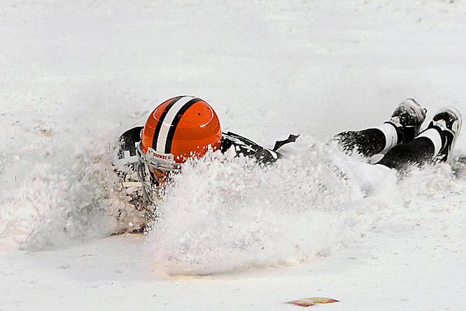 Snow makes for memorable 'slop fest' during 1 of the most famous  bad-weather games in football history