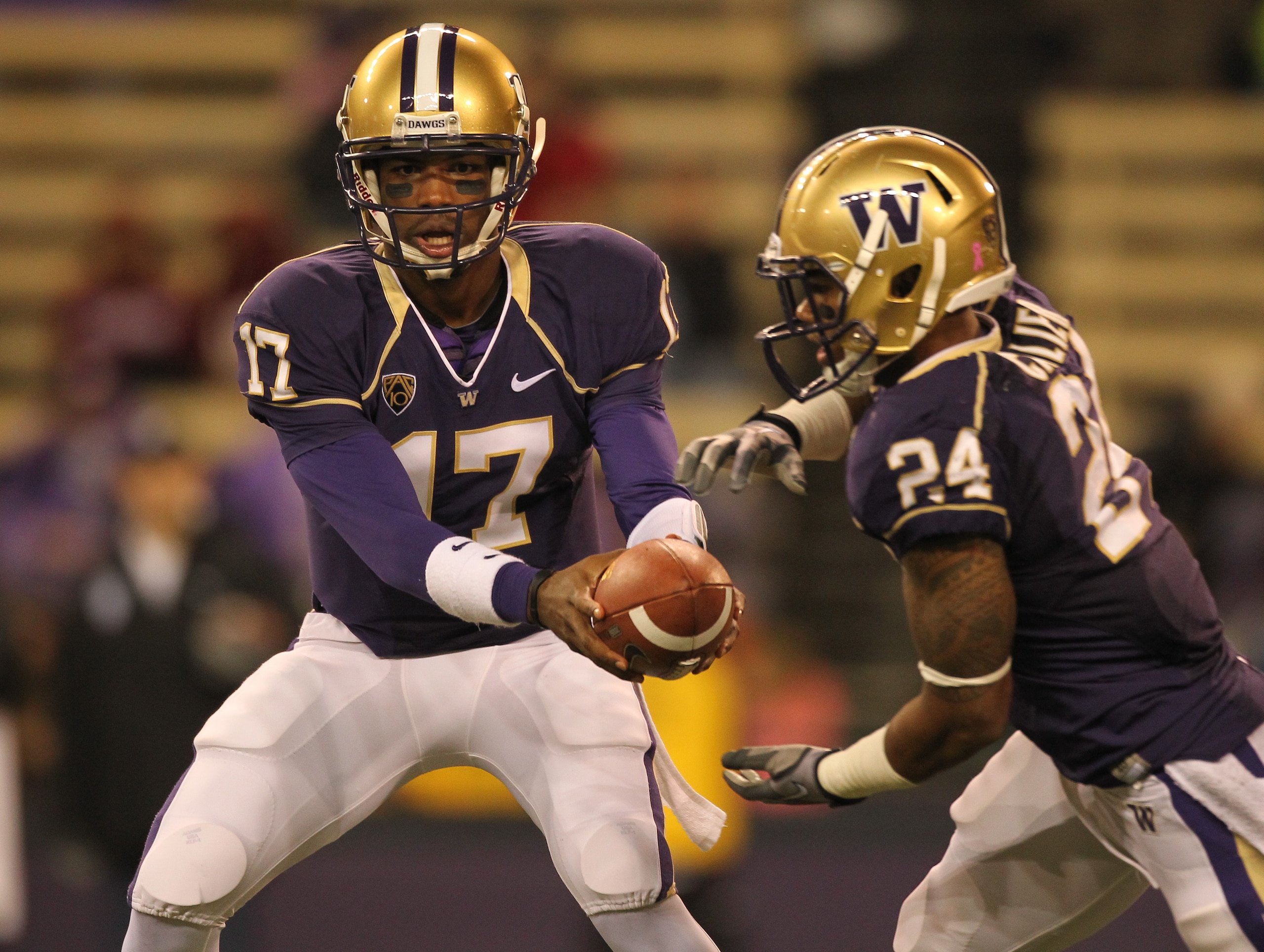 SEATTLE - OCTOBER 30:  Quarterback Keith Price #17 of the Washington Huskies hands off to Jesse Callier #24 against the Stanford Cardinal on October 30, 2010 at Husky Stadium in Seattle, Washington. Stanford won 41-0. (Photo by Otto Greule Jr/Getty Images