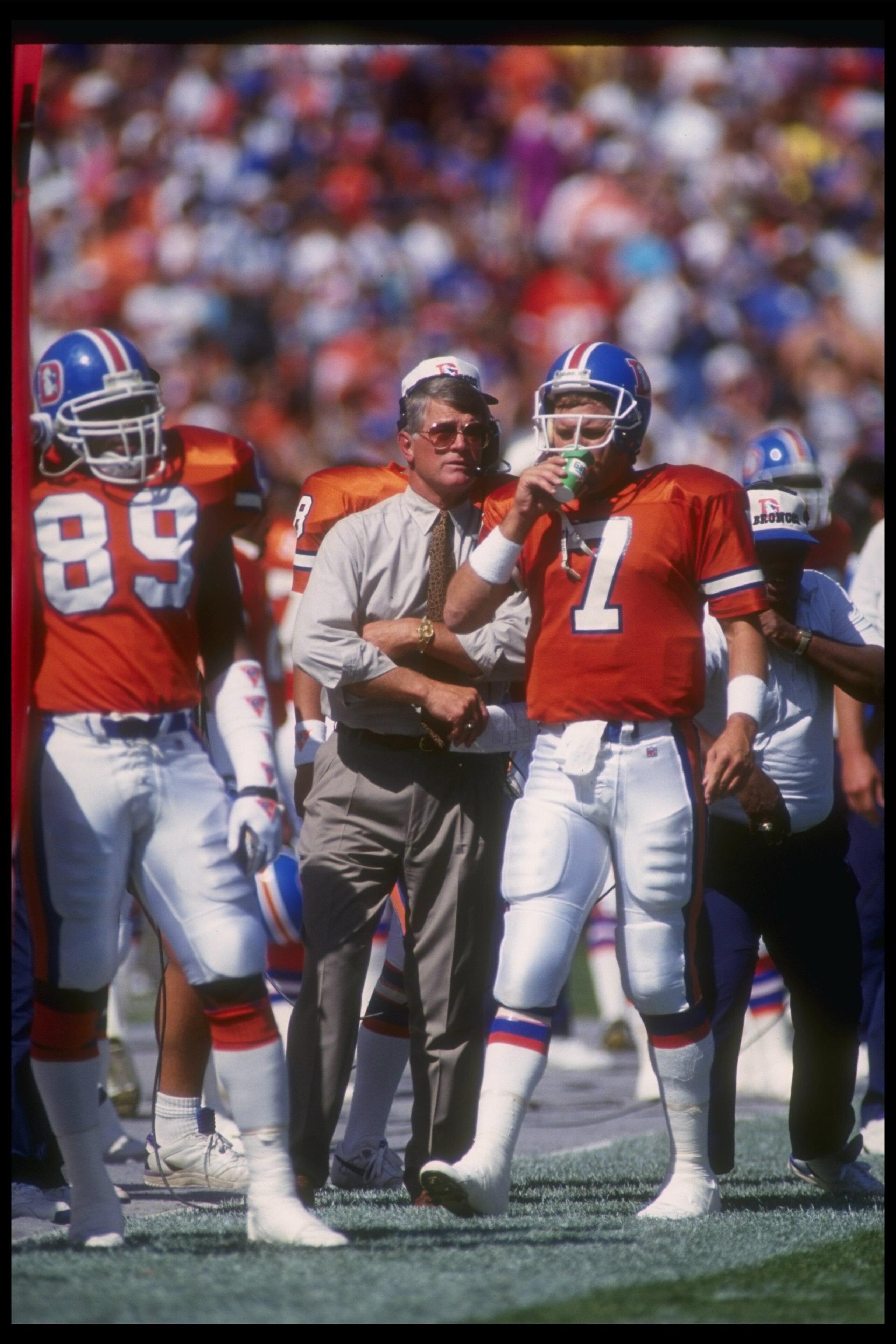 13 Sep 1996:  Denver Broncos head coach Dan Reeves confers with quarterback John Elway during a game against the San Diego Chargers at Mile High Stadium in Denver, Colorado.  The Broncos won the game, 21-13. Mandatory Credit: Tim DeFrisco  /Allsport