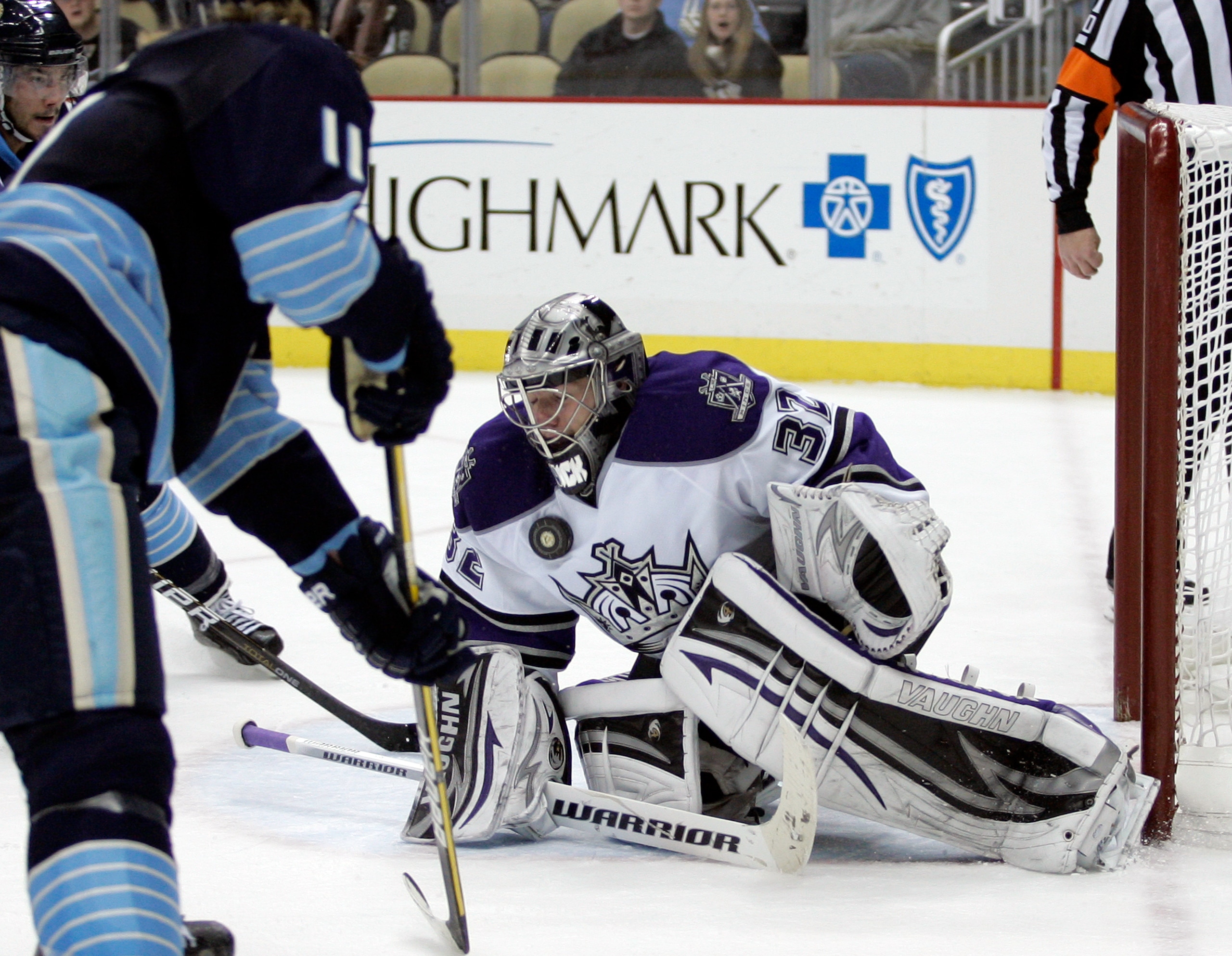 PITTSBURGH, PA - FEBRUARY 10:  Jonathan Quick #32 of the Los Angeles Kings makes a save against the Pittsburgh Penguins at Consol Energy Center on February 10, 2011 in Pittsburgh, Pennsylvania.  The Penguins defeated the Kings 2-1 in overtime.  (Photo by 