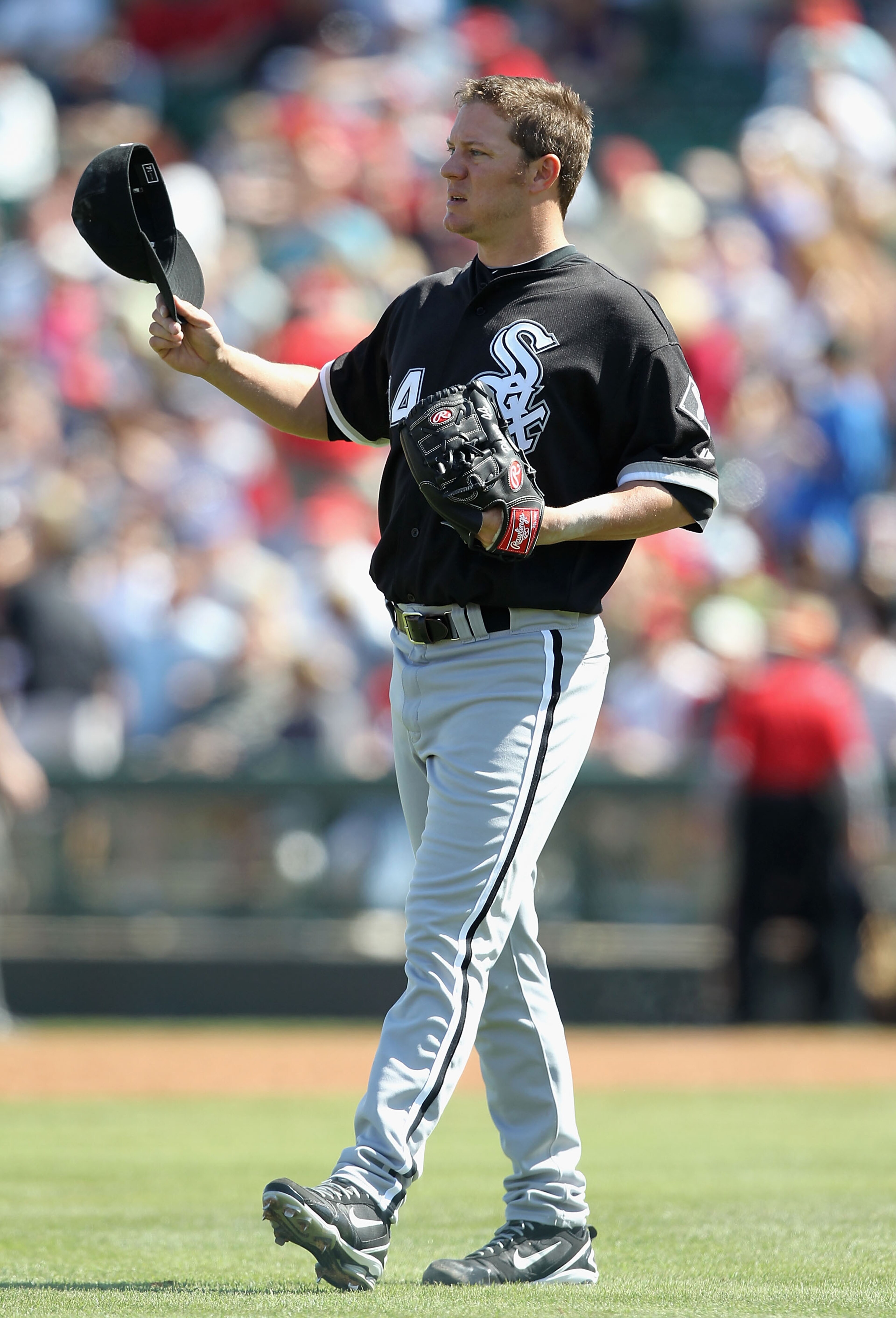 TEMPE, AZ - MARCH 12: Starting pitcher Jake Peavy #44 of the Chicago White Sox walks to the mound during the MLB spring training game against the Los Angeles Angels of Anaheim at Tempe Diablo Stadium on March 12, 2010 in Tempe, Arizona. The White Sox de TEMPE, AZ - MARCH 12: Starting pitcher Jake Peavy #44 of the Chicago White Sox walks to the mound during the MLB spring training game against the Los Angeles Angels of Anaheim at Tempe Diablo Stadium on March 12, 2010 in Tempe, Arizona. The White Sox de